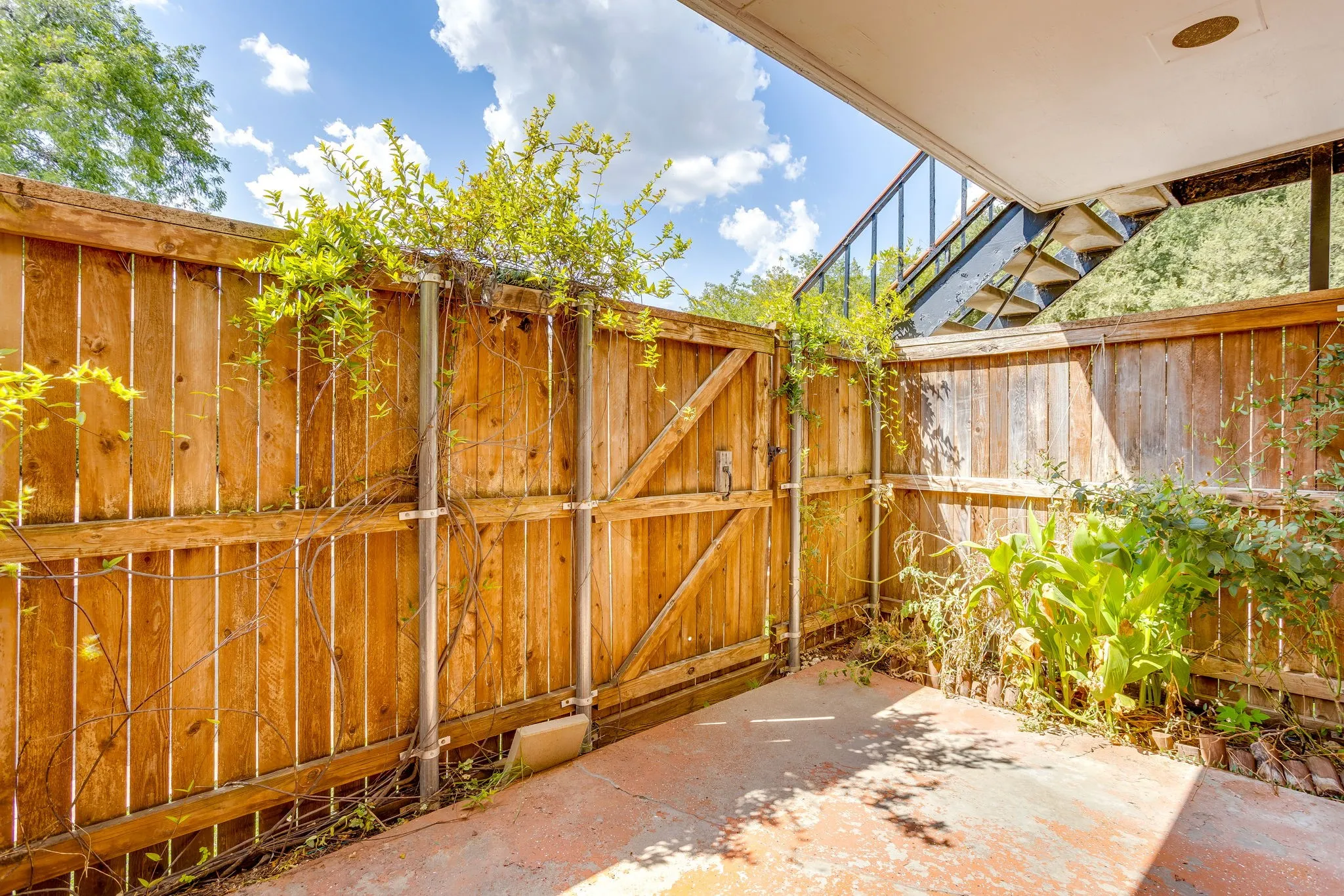 Condominium For Sale in Tarrant County , 901 Roaring Springs Road, Fort Worth, Texas 76114, 2 Bedroom, 2 Bathroom, Garage spaces, 1,059 Sqft, built in 1970, mls#21383576, Real Estate Agent in Fort Worth, Homes For Sale in Tarrant county, Homes For Sale in Fort Worth, Realtor in Fort Worth Texas, Real Estate Brokerage Independent Realty Texas, Luminita Cordes Realtor
