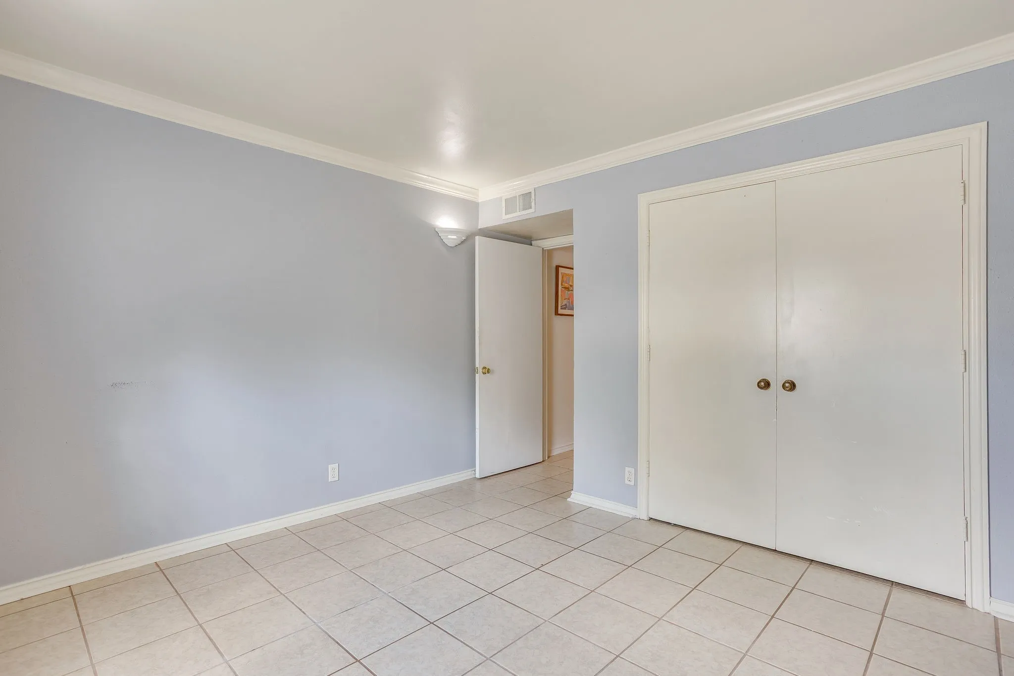 Condominium For Sale in Tarrant County , 901 Roaring Springs Road, Fort Worth, Texas 76114, 2 Bedroom, 2 Bathroom, Garage spaces, 1,059 Sqft, built in 1970, mls#21383576, Real Estate Agent in Fort Worth, Homes For Sale in Tarrant county, Homes For Sale in Fort Worth, Realtor in Fort Worth Texas, Real Estate Brokerage Independent Realty Texas, Luminita Cordes Realtor