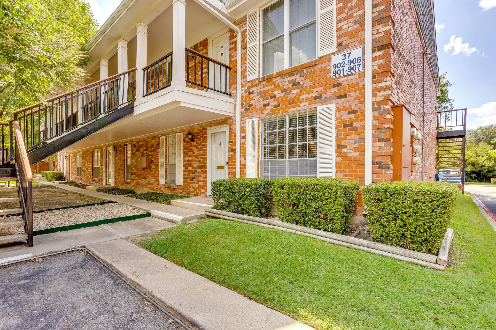 Condominium For Sale in Tarrant County , 901 Roaring Springs Road, Fort Worth, Texas 76114, 2 Bedroom, 2 Bathroom, Garage spaces, 1,059 Sqft, built in 1970, mls#21383576, Real Estate Agent in Fort Worth, Homes For Sale in Tarrant county, Homes For Sale in Fort Worth, Realtor in Fort Worth Texas, Real Estate Brokerage Independent Realty Texas, Luminita Cordes Realtor