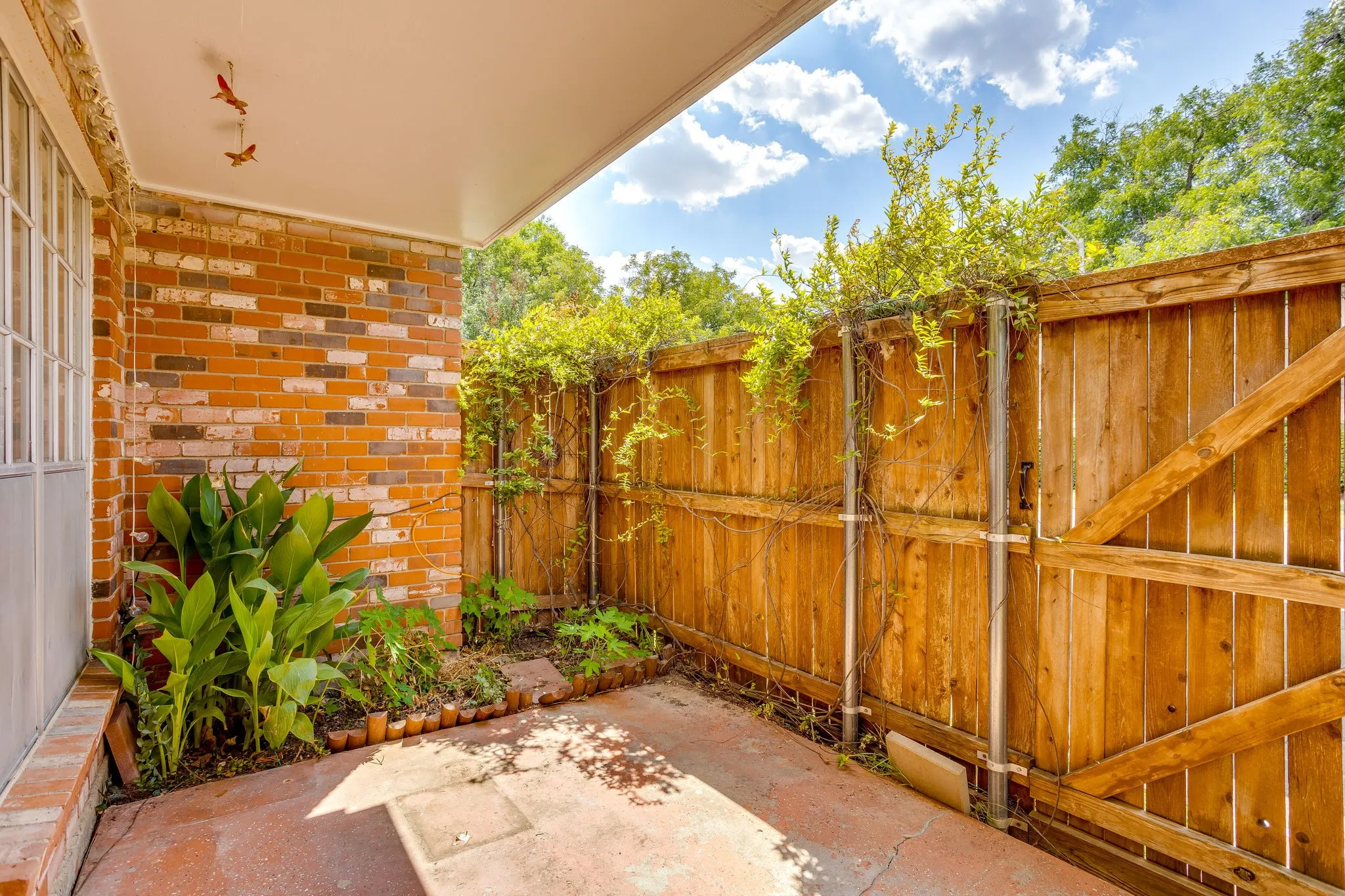 Condominium For Sale in Tarrant County , 901 Roaring Springs Road, Fort Worth, Texas 76114, 2 Bedroom, 2 Bathroom, Garage spaces, 1,059 Sqft, built in 1970, mls#21383576, Real Estate Agent in Fort Worth, Homes For Sale in Tarrant county, Homes For Sale in Fort Worth, Realtor in Fort Worth Texas, Real Estate Brokerage Independent Realty Texas, Luminita Cordes Realtor