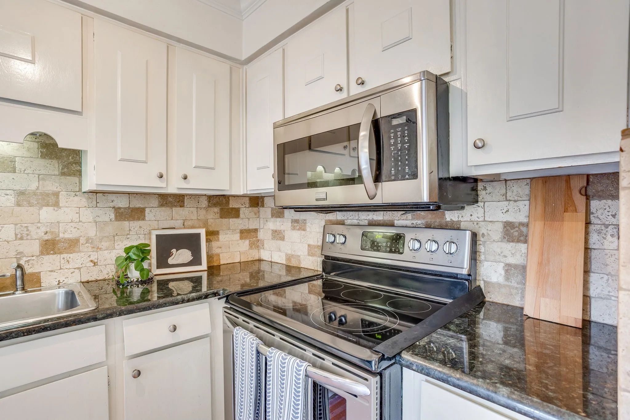 Condominium For Sale in Tarrant County , 901 Roaring Springs Road, Fort Worth, Texas 76114, 2 Bedroom, 2 Bathroom, Garage spaces, 1,059 Sqft, built in 1970, mls#21383576, Real Estate Agent in Fort Worth, Homes For Sale in Tarrant county, Homes For Sale in Fort Worth, Realtor in Fort Worth Texas, Real Estate Brokerage Independent Realty Texas, Luminita Cordes Realtor