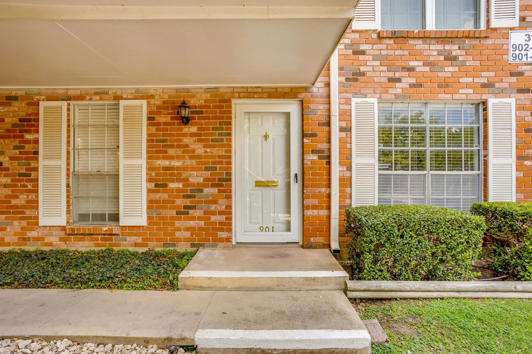 Condominium For Sale in Tarrant County , 901 Roaring Springs Road, Fort Worth, Texas 76114, 2 Bedroom, 2 Bathroom, Garage spaces, 1,059 Sqft, built in 1970, mls#21383576, Real Estate Agent in Fort Worth, Homes For Sale in Tarrant county, Homes For Sale in Fort Worth, Realtor in Fort Worth Texas, Real Estate Brokerage Independent Realty Texas, Luminita Cordes Realtor