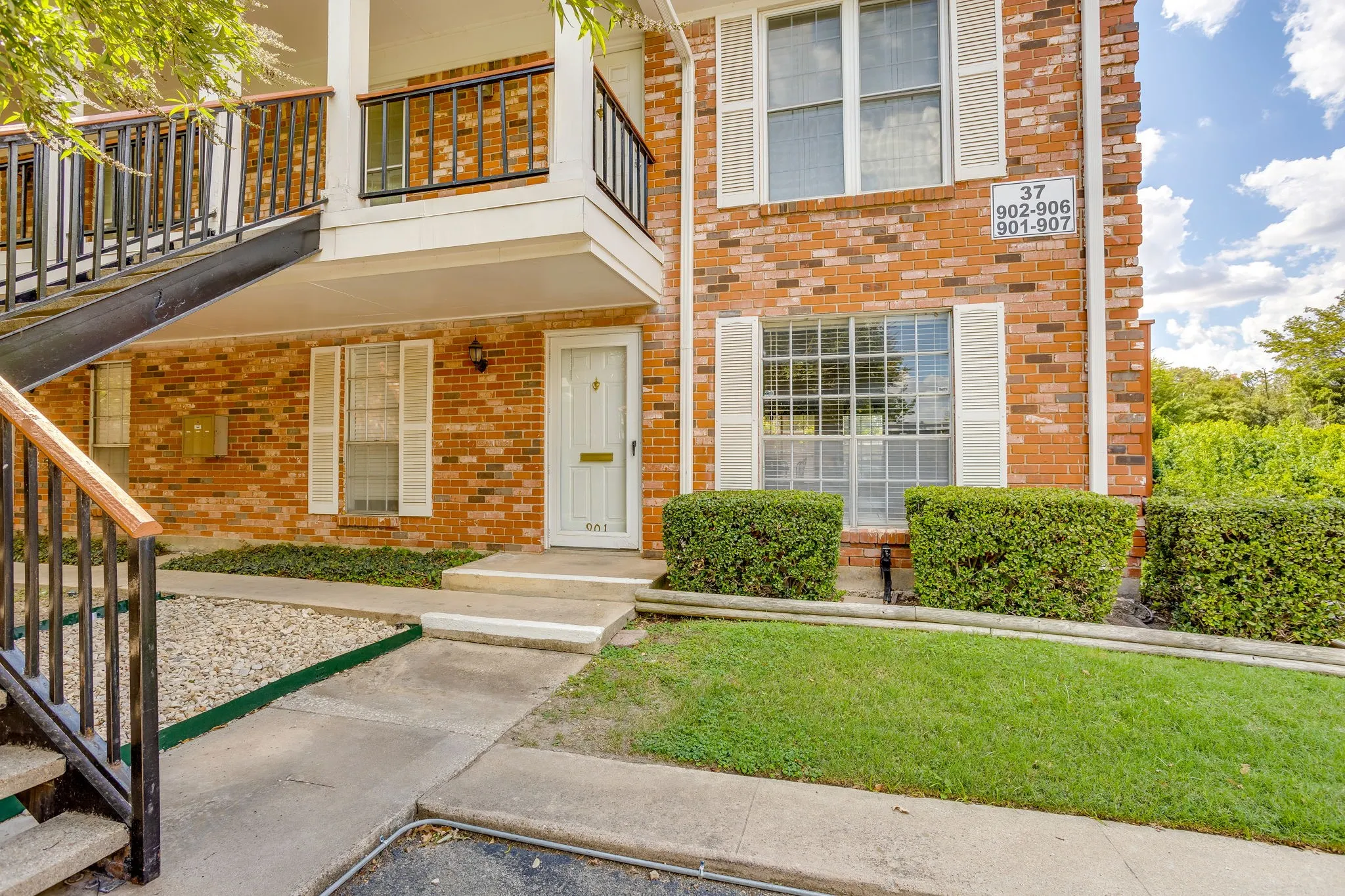 Condominium For Sale in Tarrant County , 901 Roaring Springs Road, Fort Worth, Texas 76114, 2 Bedroom, 2 Bathroom, Garage spaces, 1,059 Sqft, built in 1970, mls#21383576, Real Estate Agent in Fort Worth, Homes For Sale in Tarrant county, Homes For Sale in Fort Worth, Realtor in Fort Worth Texas, Real Estate Brokerage Independent Realty Texas, Luminita Cordes Realtor