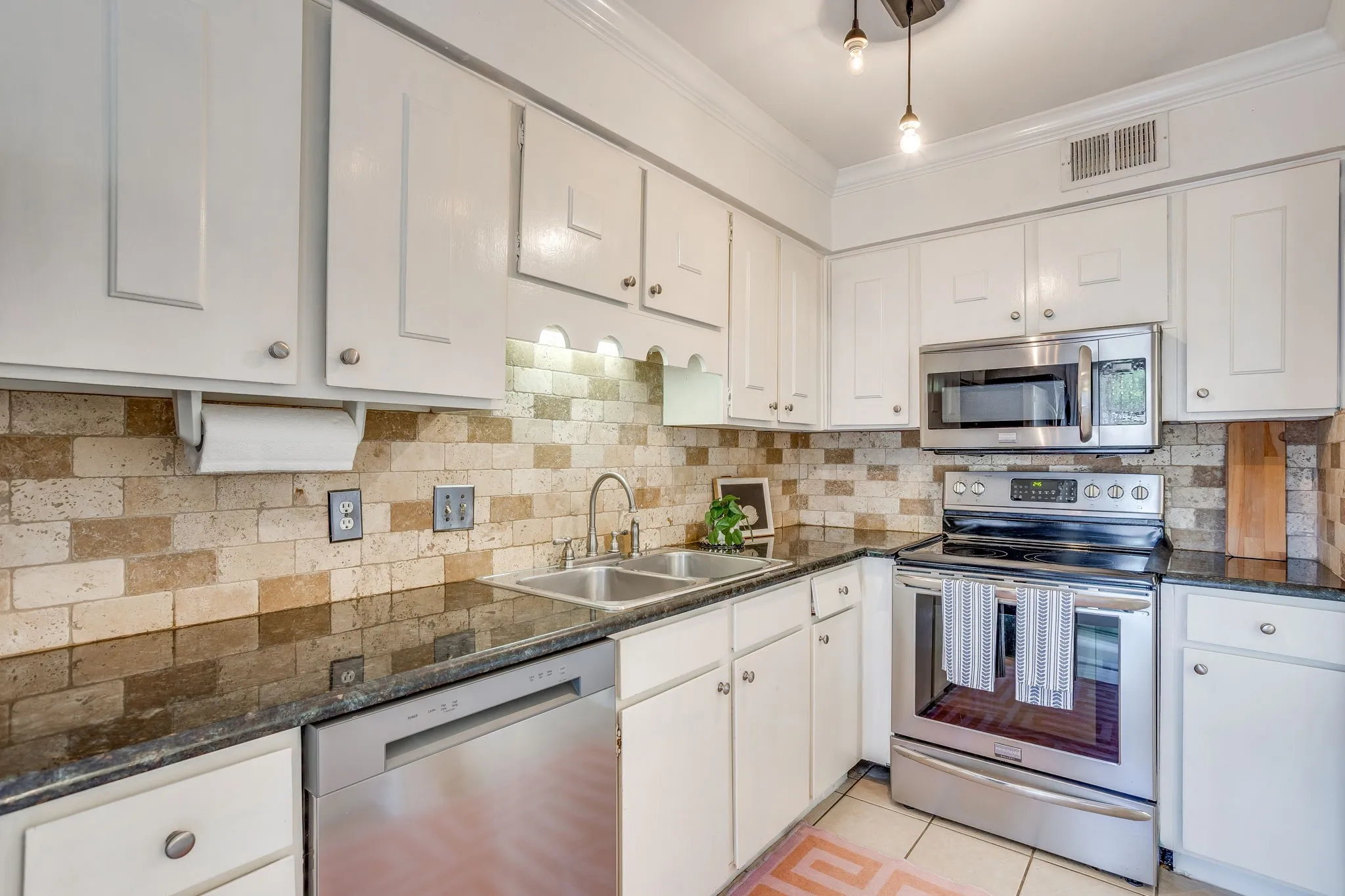 Condominium For Sale in Tarrant County , 901 Roaring Springs Road, Fort Worth, Texas 76114, 2 Bedroom, 2 Bathroom, Garage spaces, 1,059 Sqft, built in 1970, mls#21383576, Real Estate Agent in Fort Worth, Homes For Sale in Tarrant county, Homes For Sale in Fort Worth, Realtor in Fort Worth Texas, Real Estate Brokerage Independent Realty Texas, Luminita Cordes Realtor