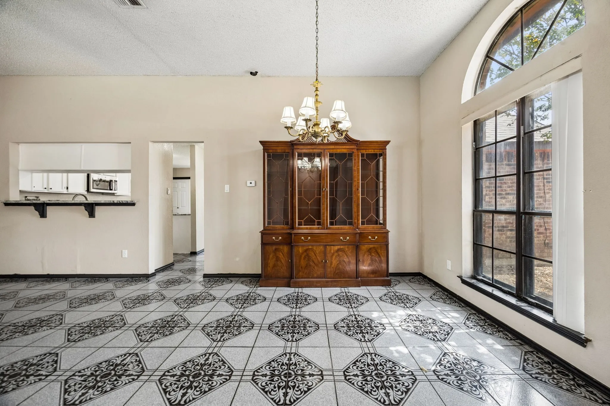 Single Family Residence For Sale in Dallas County , 2409 Doral, Mesquite, Texas 75150, 4 Bedroom, 2 Bathroom, Garage spaces, 1,959 Sqft, built in 1983, mls#21383634, Real Estate Agent in Mesquite, Homes For Sale in Dallas county, Homes For Sale in Mesquite, Realtor in Mesquite Texas, Real Estate Brokerage Independent Realty Texas, Luminita Cordes Realtor