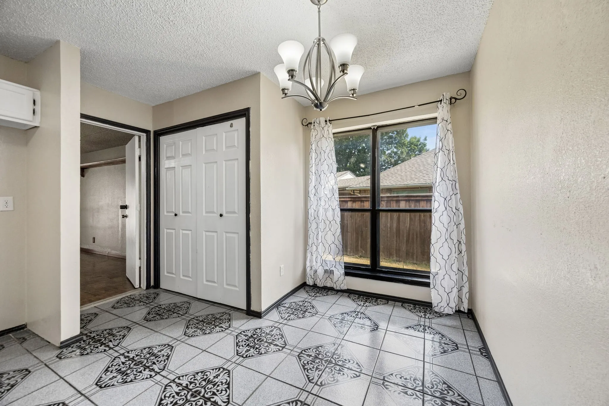 Single Family Residence For Sale in Dallas County , 2409 Doral, Mesquite, Texas 75150, 4 Bedroom, 2 Bathroom, Garage spaces, 1,959 Sqft, built in 1983, mls#21383634, Real Estate Agent in Mesquite, Homes For Sale in Dallas county, Homes For Sale in Mesquite, Realtor in Mesquite Texas, Real Estate Brokerage Independent Realty Texas, Luminita Cordes Realtor