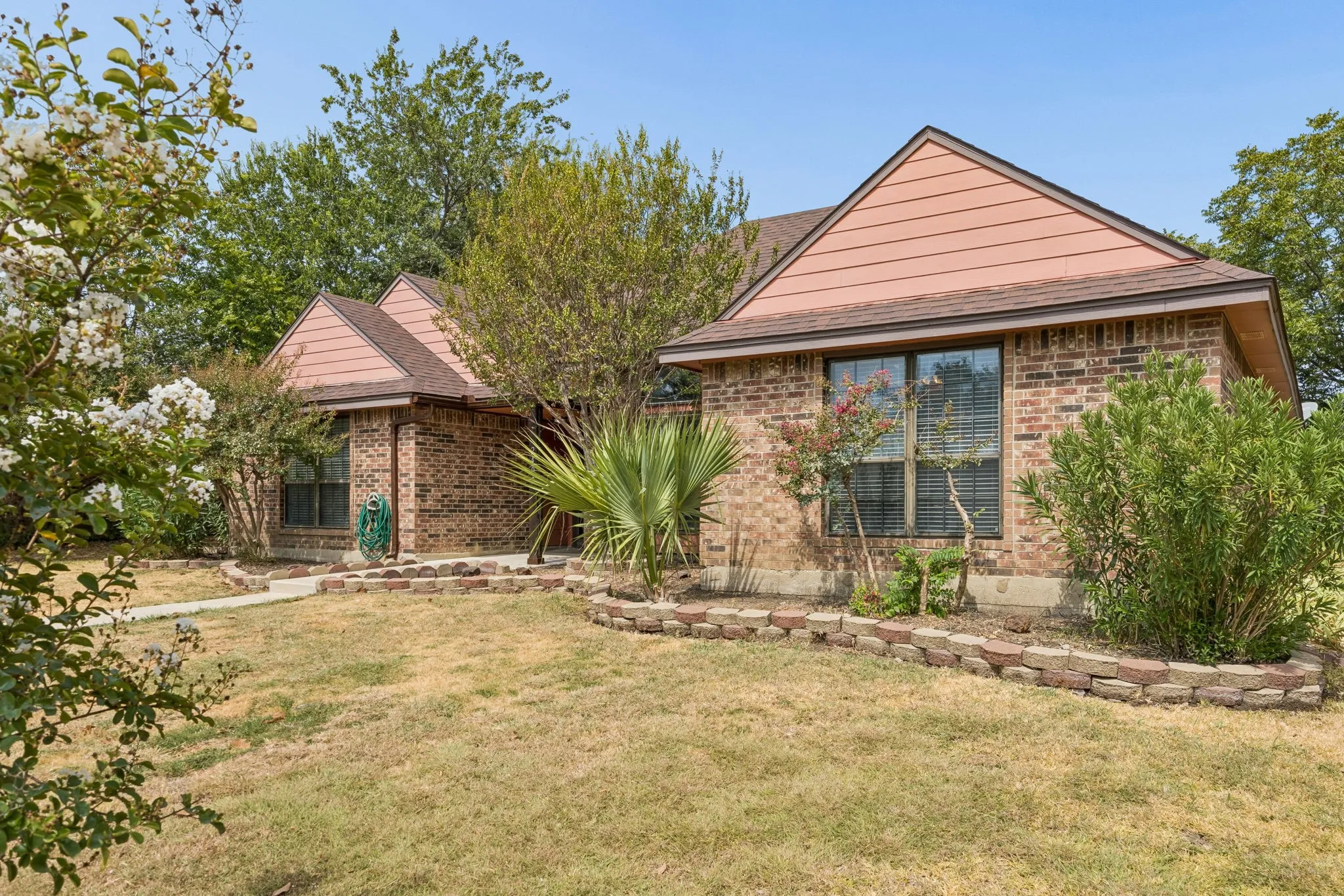 Single Family Residence For Sale in Dallas County , 2409 Doral, Mesquite, Texas 75150, 4 Bedroom, 2 Bathroom, Garage spaces, 1,959 Sqft, built in 1983, mls#21383634, Real Estate Agent in Mesquite, Homes For Sale in Dallas county, Homes For Sale in Mesquite, Realtor in Mesquite Texas, Real Estate Brokerage Independent Realty Texas, Luminita Cordes Realtor