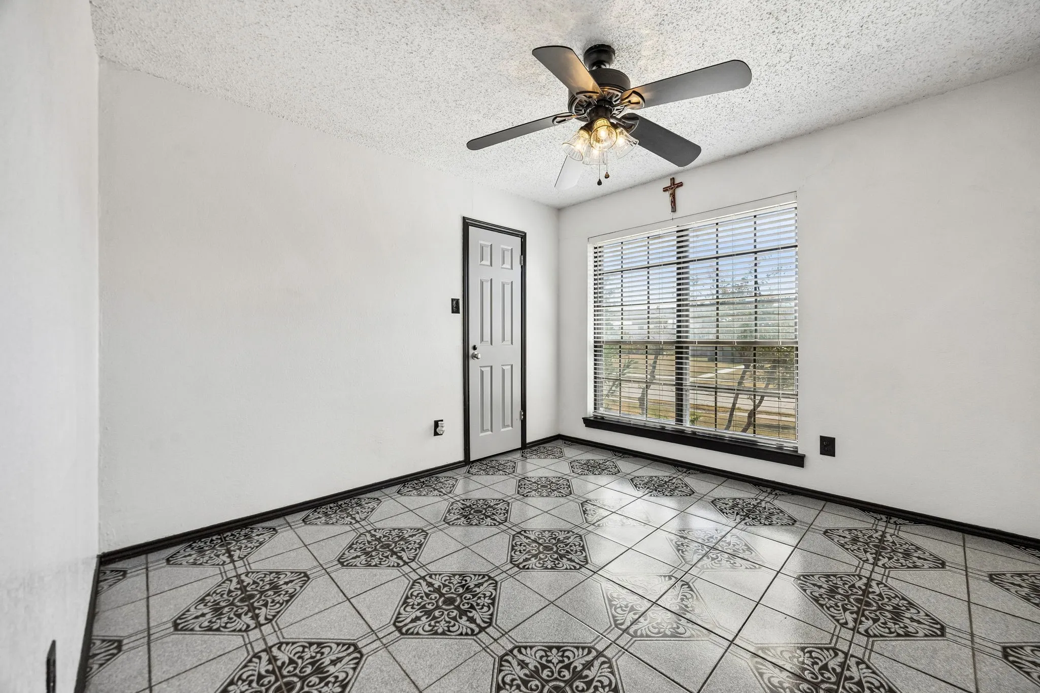 Single Family Residence For Sale in Dallas County , 2409 Doral, Mesquite, Texas 75150, 4 Bedroom, 2 Bathroom, Garage spaces, 1,959 Sqft, built in 1983, mls#21383634, Real Estate Agent in Mesquite, Homes For Sale in Dallas county, Homes For Sale in Mesquite, Realtor in Mesquite Texas, Real Estate Brokerage Independent Realty Texas, Luminita Cordes Realtor
