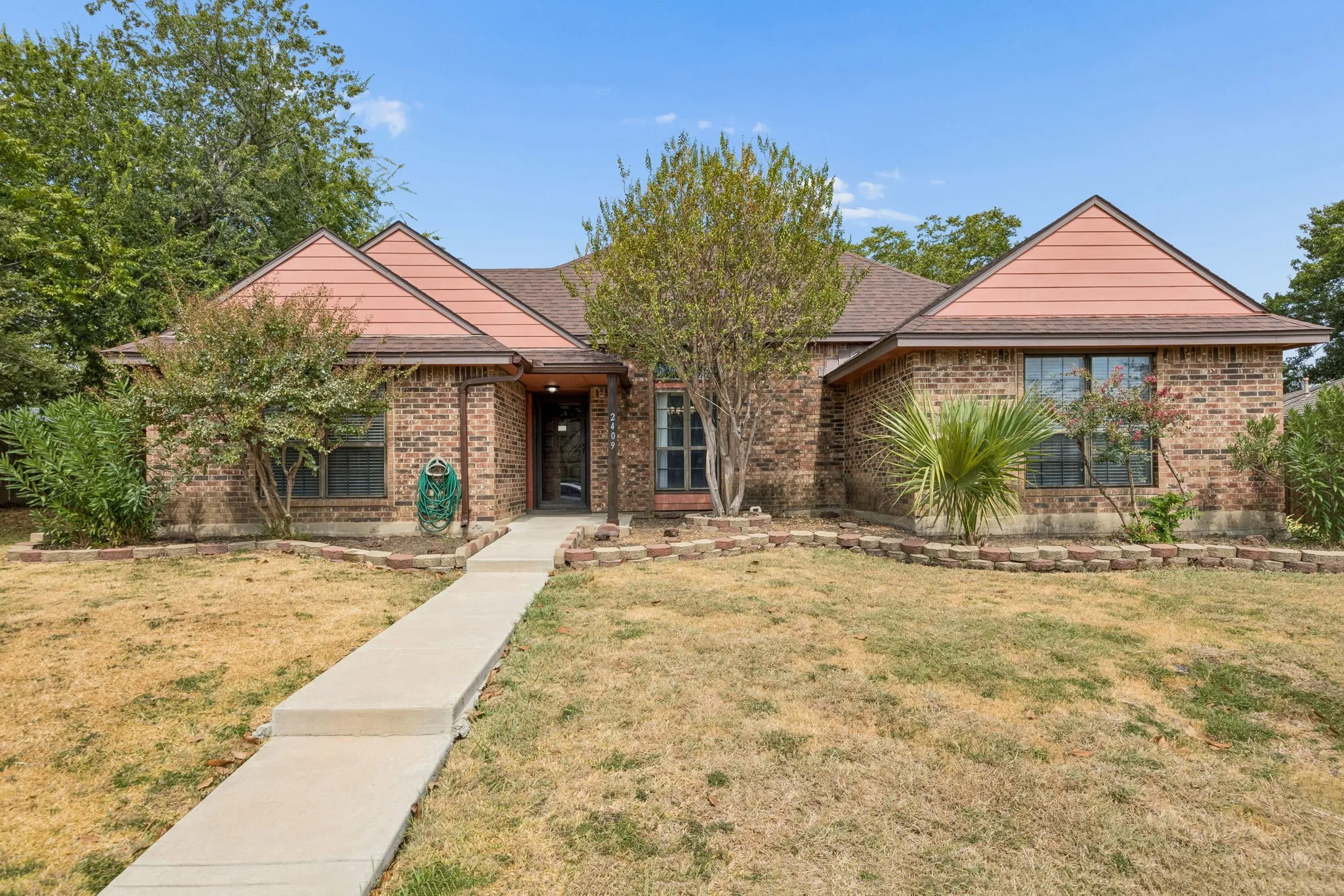 Single Family Residence For Sale in Dallas County , 2409 Doral, Mesquite, Texas 75150, 4 Bedroom, 2 Bathroom, Garage spaces, 1,959 Sqft, built in 1983, mls#21383634, Real Estate Agent in Mesquite, Homes For Sale in Dallas county, Homes For Sale in Mesquite, Realtor in Mesquite Texas, Real Estate Brokerage Independent Realty Texas, Luminita Cordes Realtor