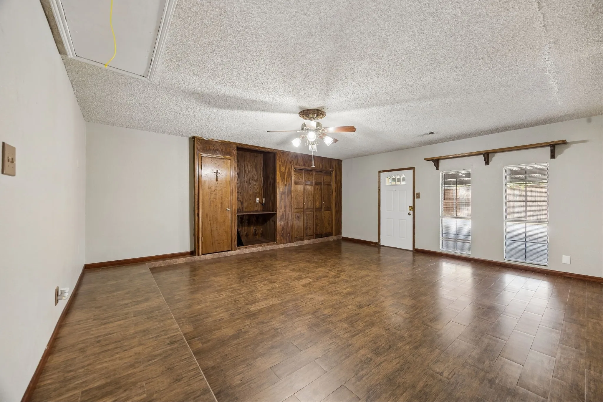 Single Family Residence For Sale in Dallas County , 2409 Doral, Mesquite, Texas 75150, 4 Bedroom, 2 Bathroom, Garage spaces, 1,959 Sqft, built in 1983, mls#21383634, Real Estate Agent in Mesquite, Homes For Sale in Dallas county, Homes For Sale in Mesquite, Realtor in Mesquite Texas, Real Estate Brokerage Independent Realty Texas, Luminita Cordes Realtor