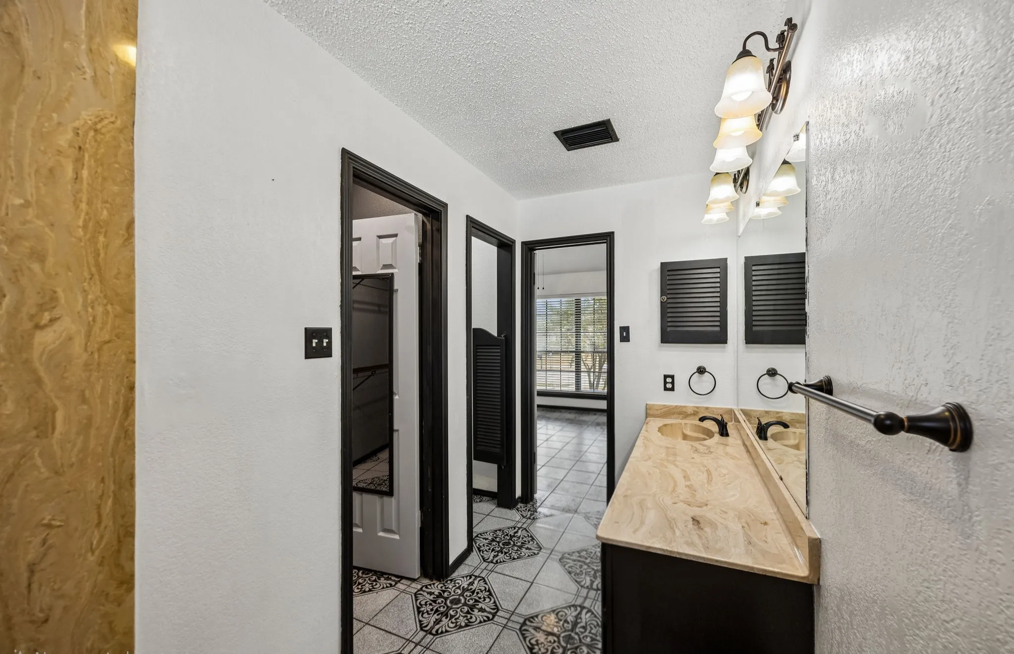 Single Family Residence For Sale in Dallas County , 2409 Doral, Mesquite, Texas 75150, 4 Bedroom, 2 Bathroom, Garage spaces, 1,959 Sqft, built in 1983, mls#21383634, Real Estate Agent in Mesquite, Homes For Sale in Dallas county, Homes For Sale in Mesquite, Realtor in Mesquite Texas, Real Estate Brokerage Independent Realty Texas, Luminita Cordes Realtor