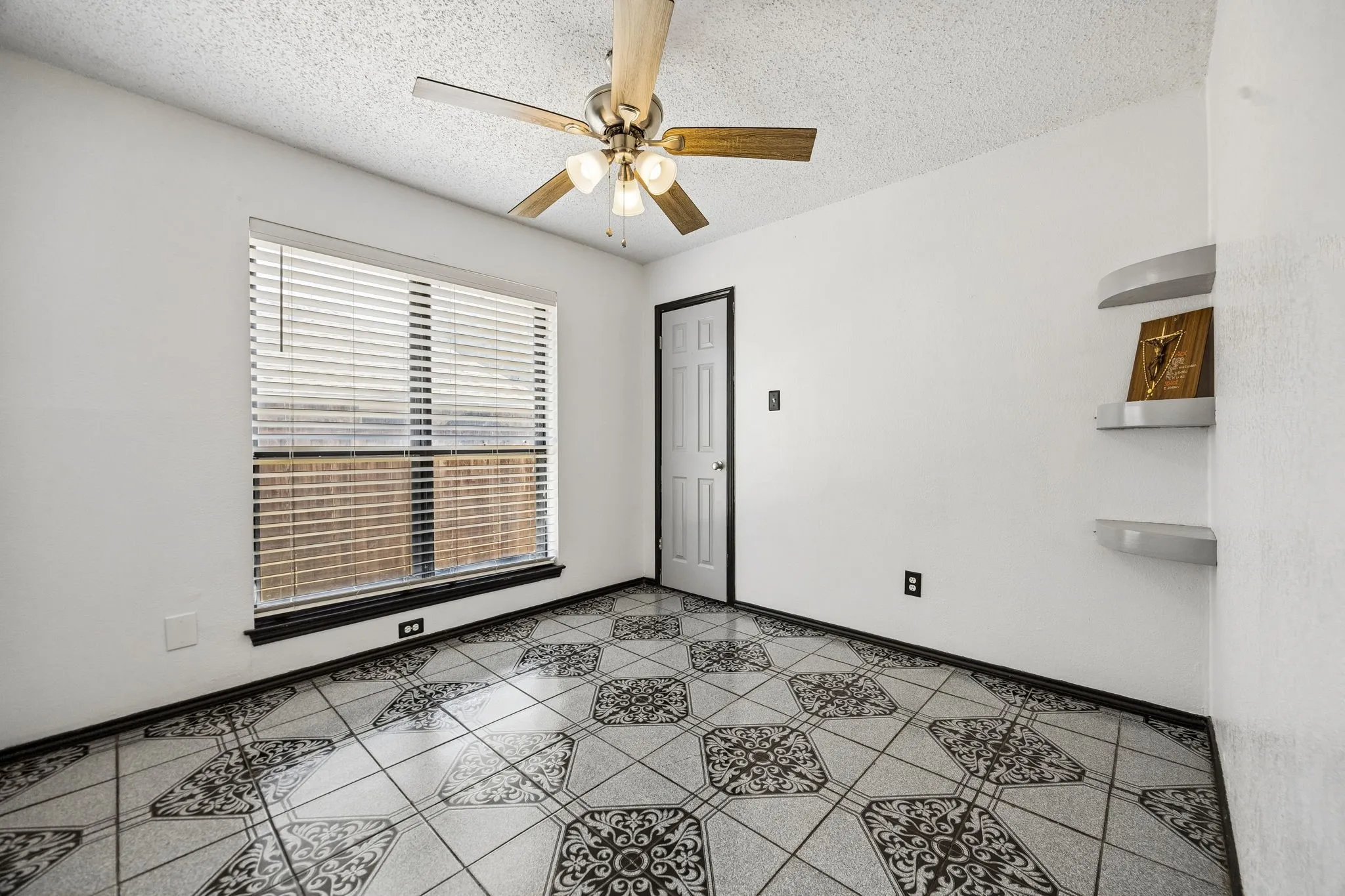 Single Family Residence For Sale in Dallas County , 2409 Doral, Mesquite, Texas 75150, 4 Bedroom, 2 Bathroom, Garage spaces, 1,959 Sqft, built in 1983, mls#21383634, Real Estate Agent in Mesquite, Homes For Sale in Dallas county, Homes For Sale in Mesquite, Realtor in Mesquite Texas, Real Estate Brokerage Independent Realty Texas, Luminita Cordes Realtor