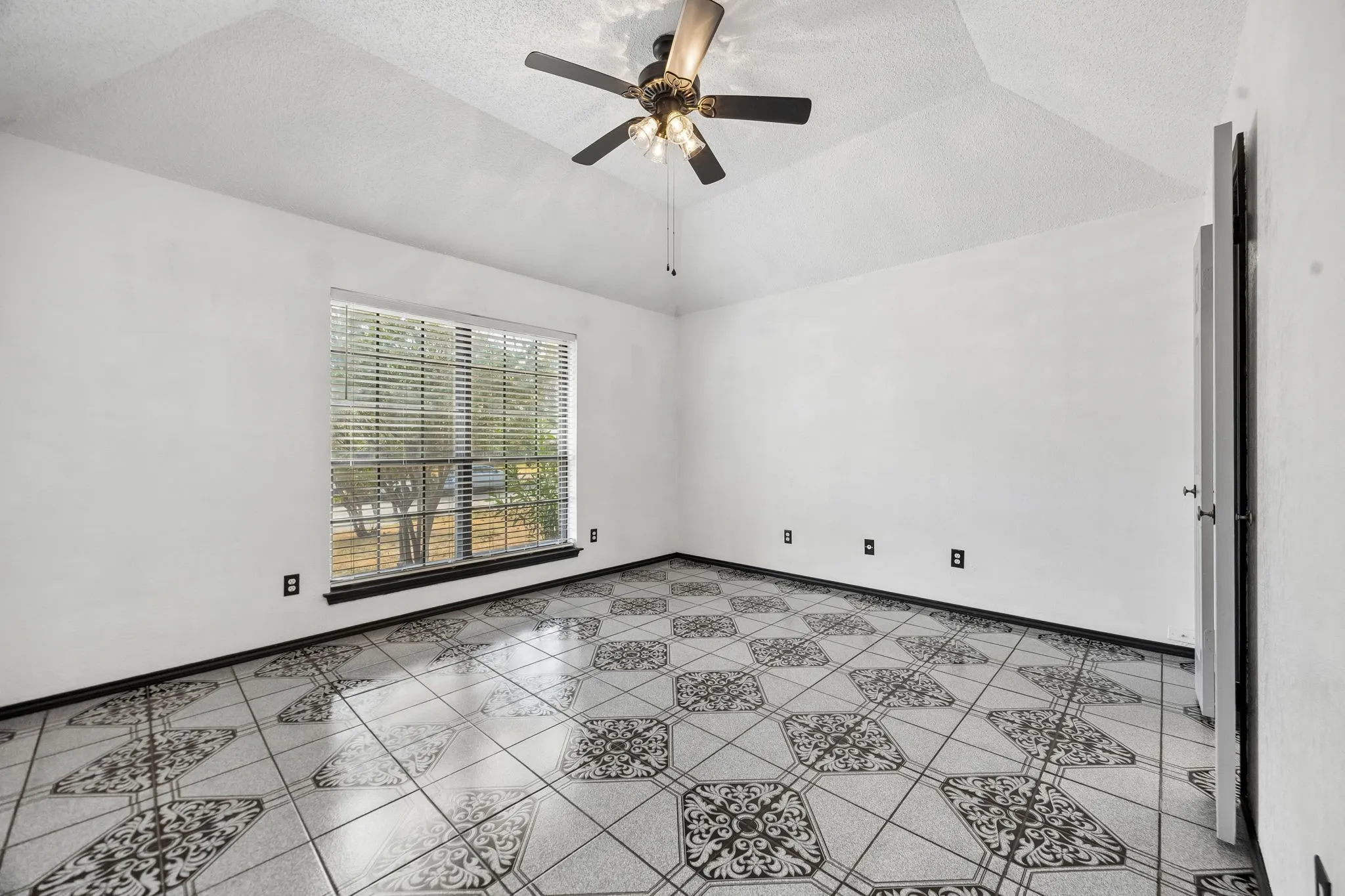 Single Family Residence For Sale in Dallas County , 2409 Doral, Mesquite, Texas 75150, 4 Bedroom, 2 Bathroom, Garage spaces, 1,959 Sqft, built in 1983, mls#21383634, Real Estate Agent in Mesquite, Homes For Sale in Dallas county, Homes For Sale in Mesquite, Realtor in Mesquite Texas, Real Estate Brokerage Independent Realty Texas, Luminita Cordes Realtor