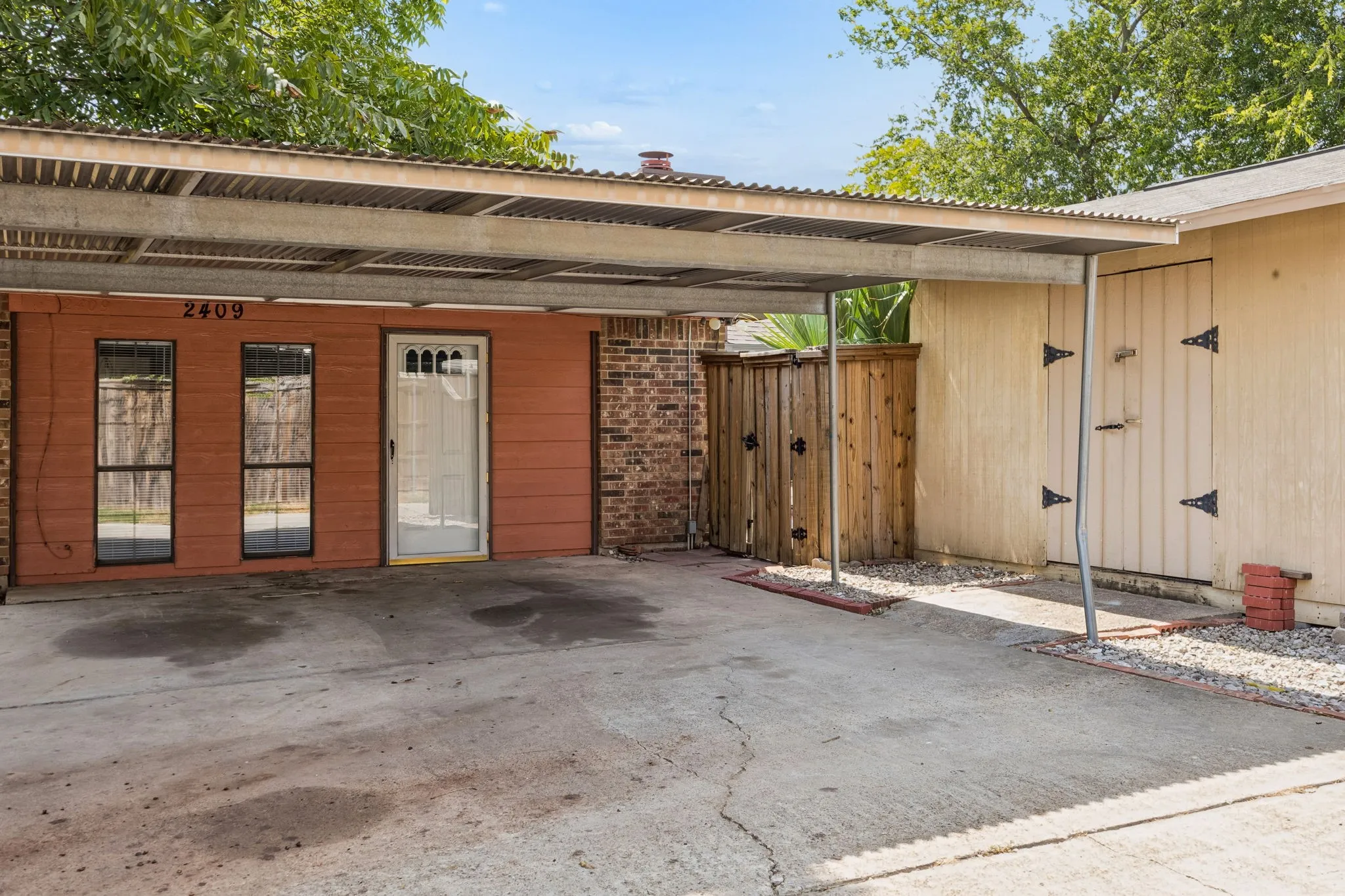 Single Family Residence For Sale in Dallas County , 2409 Doral, Mesquite, Texas 75150, 4 Bedroom, 2 Bathroom, Garage spaces, 1,959 Sqft, built in 1983, mls#21383634, Real Estate Agent in Mesquite, Homes For Sale in Dallas county, Homes For Sale in Mesquite, Realtor in Mesquite Texas, Real Estate Brokerage Independent Realty Texas, Luminita Cordes Realtor