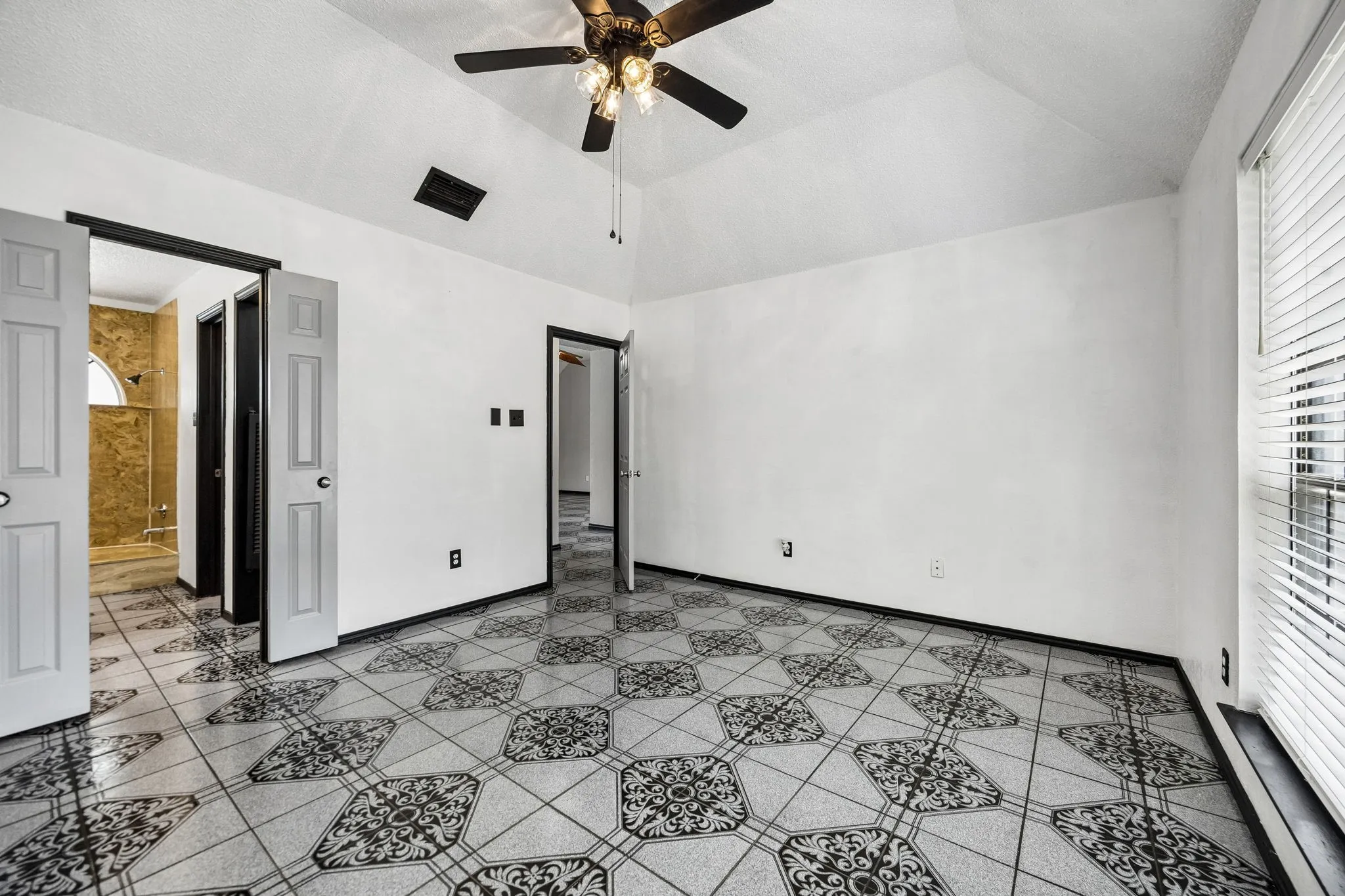 Single Family Residence For Sale in Dallas County , 2409 Doral, Mesquite, Texas 75150, 4 Bedroom, 2 Bathroom, Garage spaces, 1,959 Sqft, built in 1983, mls#21383634, Real Estate Agent in Mesquite, Homes For Sale in Dallas county, Homes For Sale in Mesquite, Realtor in Mesquite Texas, Real Estate Brokerage Independent Realty Texas, Luminita Cordes Realtor