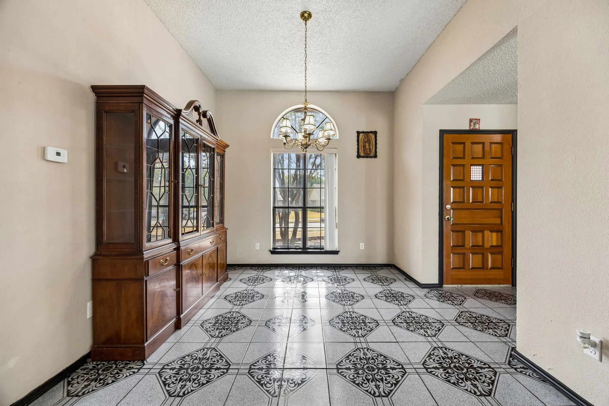 Single Family Residence For Sale in Dallas County , 2409 Doral, Mesquite, Texas 75150, 4 Bedroom, 2 Bathroom, Garage spaces, 1,959 Sqft, built in 1983, mls#21383634, Real Estate Agent in Mesquite, Homes For Sale in Dallas county, Homes For Sale in Mesquite, Realtor in Mesquite Texas, Real Estate Brokerage Independent Realty Texas, Luminita Cordes Realtor