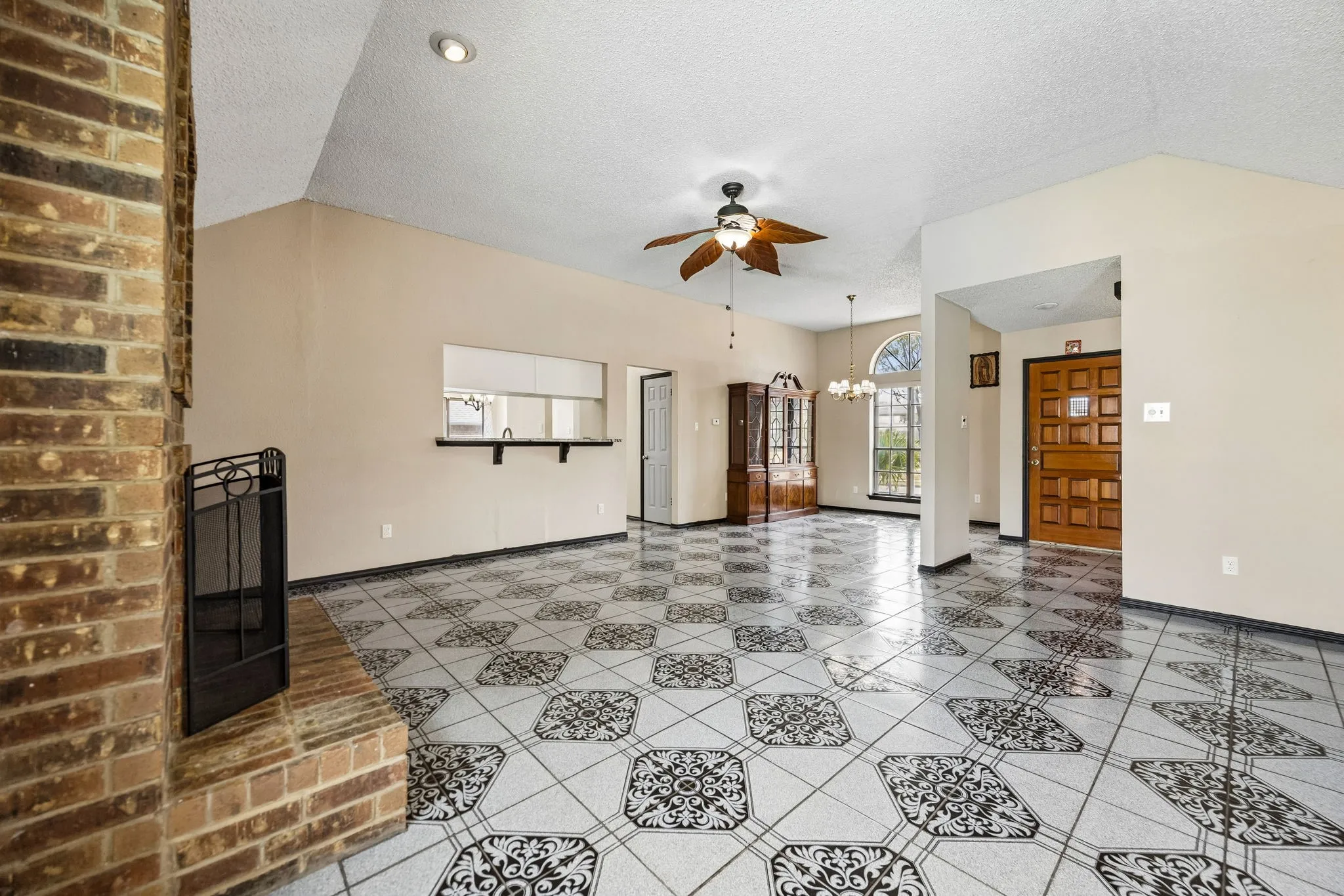 Single Family Residence For Sale in Dallas County , 2409 Doral, Mesquite, Texas 75150, 4 Bedroom, 2 Bathroom, Garage spaces, 1,959 Sqft, built in 1983, mls#21383634, Real Estate Agent in Mesquite, Homes For Sale in Dallas county, Homes For Sale in Mesquite, Realtor in Mesquite Texas, Real Estate Brokerage Independent Realty Texas, Luminita Cordes Realtor