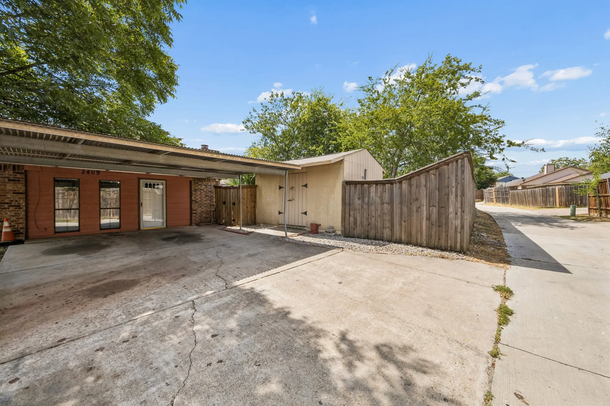 Single Family Residence For Sale in Dallas County , 2409 Doral, Mesquite, Texas 75150, 4 Bedroom, 2 Bathroom, Garage spaces, 1,959 Sqft, built in 1983, mls#21383634, Real Estate Agent in Mesquite, Homes For Sale in Dallas county, Homes For Sale in Mesquite, Realtor in Mesquite Texas, Real Estate Brokerage Independent Realty Texas, Luminita Cordes Realtor