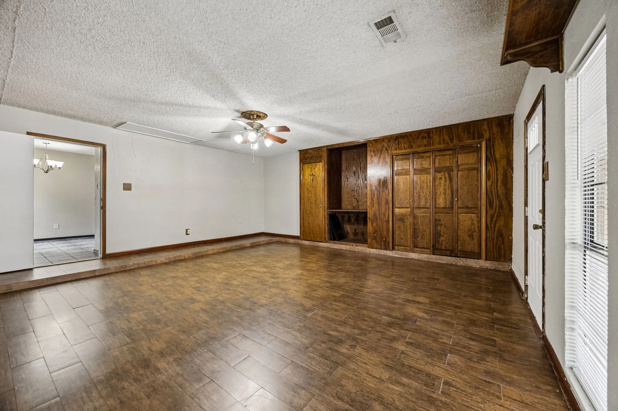 Single Family Residence For Sale in Dallas County , 2409 Doral, Mesquite, Texas 75150, 4 Bedroom, 2 Bathroom, Garage spaces, 1,959 Sqft, built in 1983, mls#21383634, Real Estate Agent in Mesquite, Homes For Sale in Dallas county, Homes For Sale in Mesquite, Realtor in Mesquite Texas, Real Estate Brokerage Independent Realty Texas, Luminita Cordes Realtor