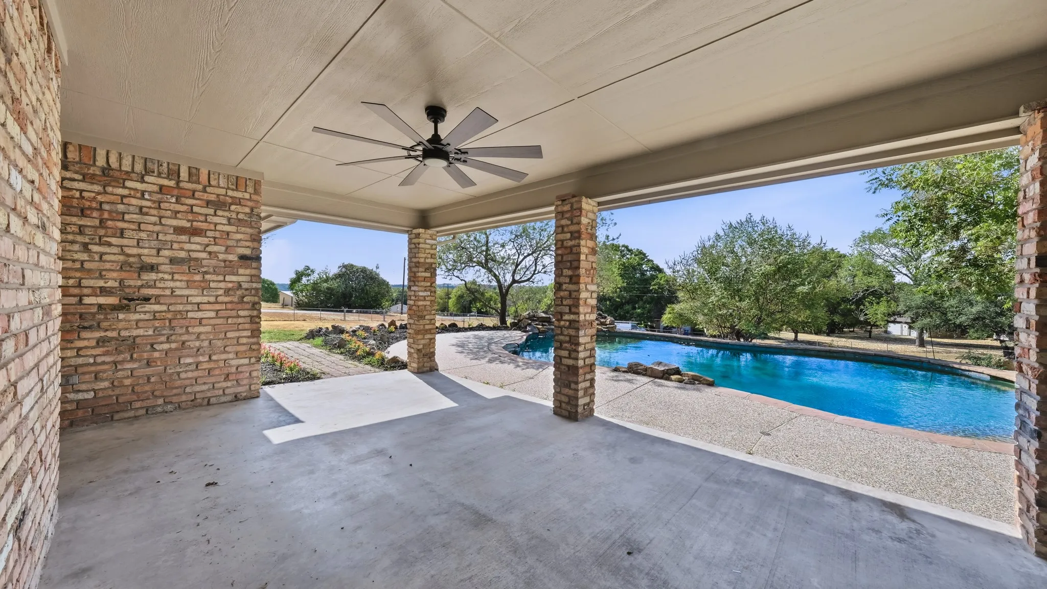 Single Family Residence For Sale in Parker County , 3900 Ridge Road, Willow Park, Texas 76087, 4 Bedroom, 2 Bathroom, 4 Garage spaces, 2,183 Sqft, built in 1996, mls#21383575, Real Estate Agent in Willow Park, Homes For Sale in Parker county, Homes For Sale in Willow Park, Realtor in Willow Park Texas, Real Estate Brokerage Independent Realty Texas, Luminita Cordes Realtor