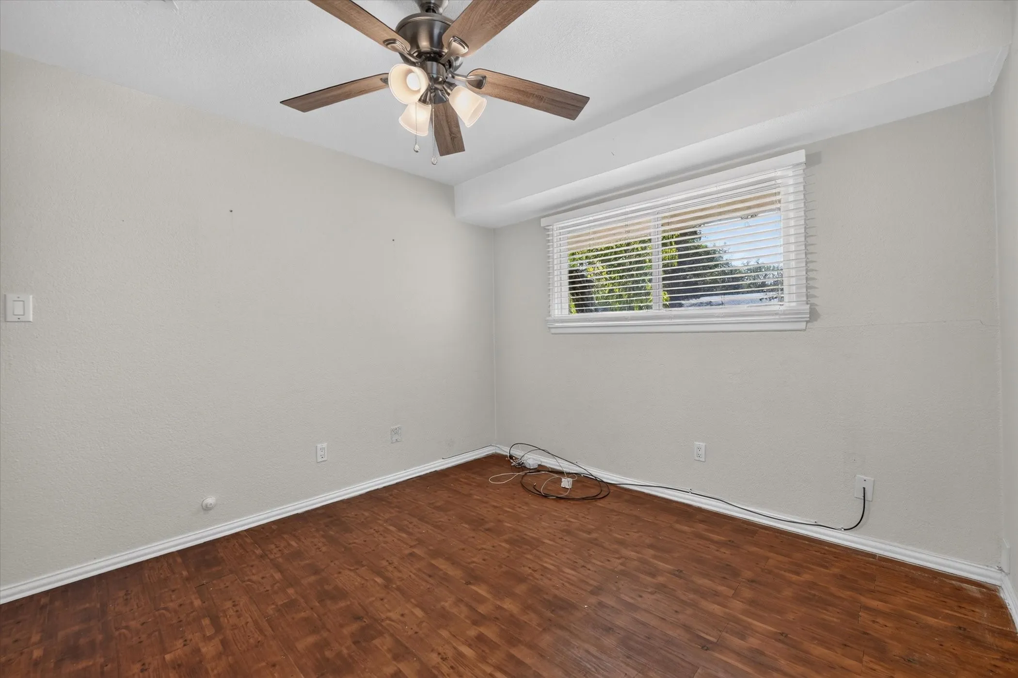 Single Family Residence For Sale in Tarrant County , 3545 Regal Road, Fort Worth, Texas 76111, 3 Bedroom, 2 Bathroom, Garage spaces, 934 Sqft, built in 1960, mls#21383545, Real Estate Agent in Fort Worth, Homes For Sale in Tarrant county, Homes For Sale in Fort Worth, Realtor in Fort Worth Texas, Real Estate Brokerage Independent Realty Texas, Luminita Cordes Realtor
