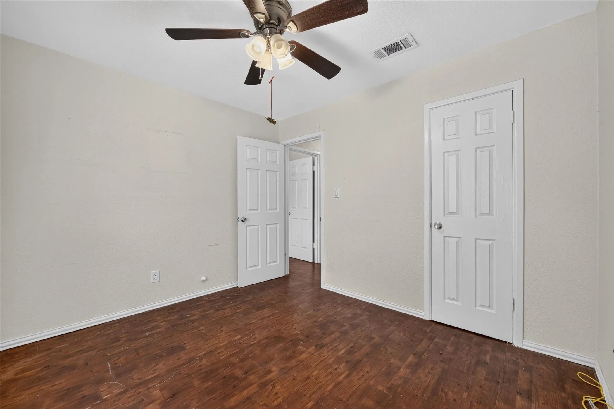 Single Family Residence For Sale in Tarrant County , 3545 Regal Road, Fort Worth, Texas 76111, 3 Bedroom, 2 Bathroom, Garage spaces, 934 Sqft, built in 1960, mls#21383545, Real Estate Agent in Fort Worth, Homes For Sale in Tarrant county, Homes For Sale in Fort Worth, Realtor in Fort Worth Texas, Real Estate Brokerage Independent Realty Texas, Luminita Cordes Realtor