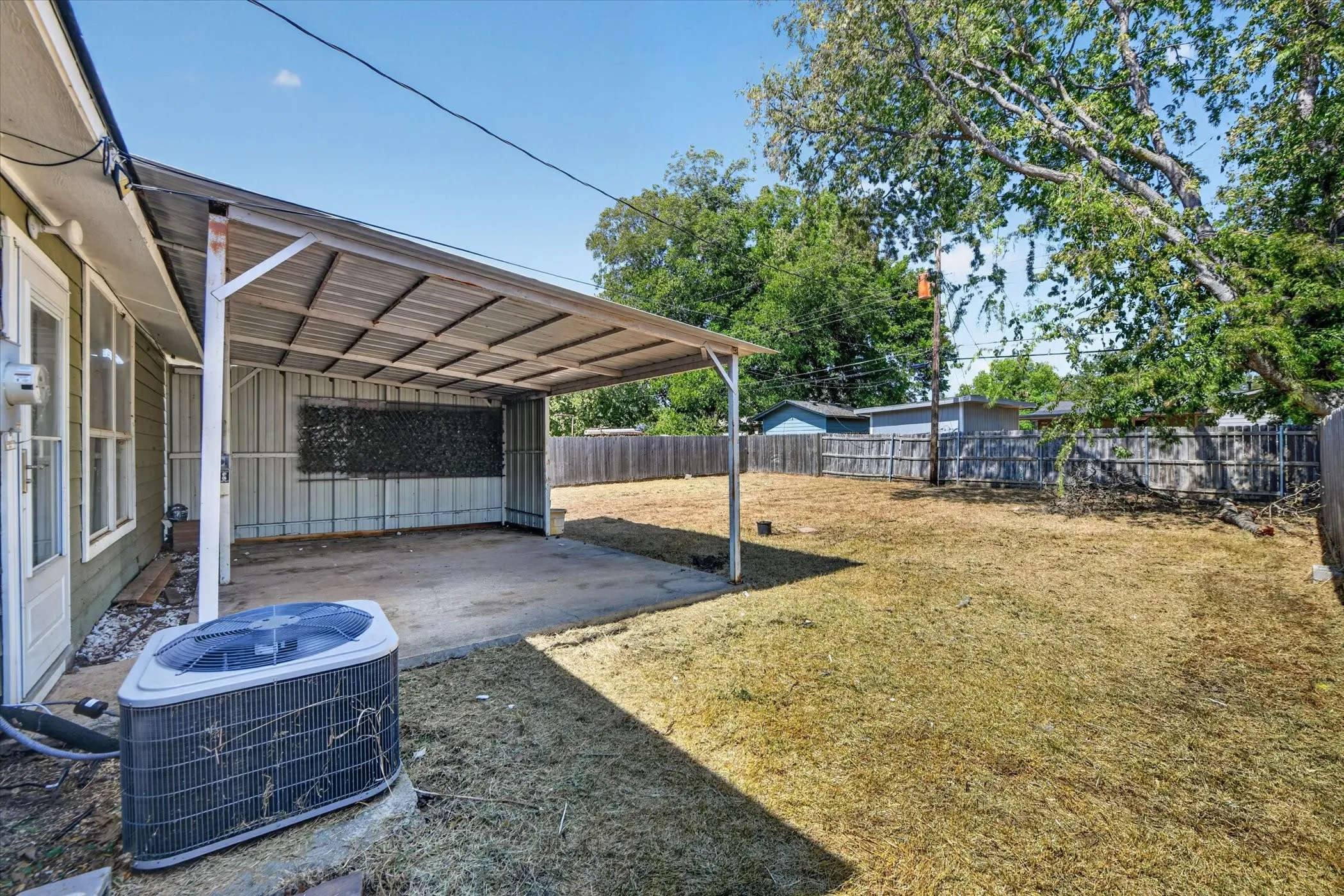 Single Family Residence For Sale in Tarrant County , 3545 Regal Road, Fort Worth, Texas 76111, 3 Bedroom, 2 Bathroom, Garage spaces, 934 Sqft, built in 1960, mls#21383545, Real Estate Agent in Fort Worth, Homes For Sale in Tarrant county, Homes For Sale in Fort Worth, Realtor in Fort Worth Texas, Real Estate Brokerage Independent Realty Texas, Luminita Cordes Realtor