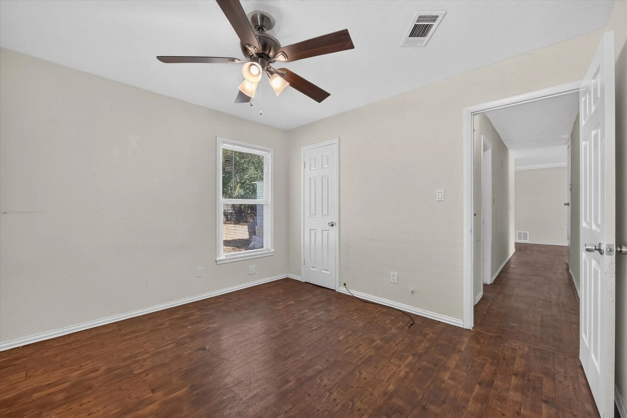 Single Family Residence For Sale in Tarrant County , 3545 Regal Road, Fort Worth, Texas 76111, 3 Bedroom, 2 Bathroom, Garage spaces, 934 Sqft, built in 1960, mls#21383545, Real Estate Agent in Fort Worth, Homes For Sale in Tarrant county, Homes For Sale in Fort Worth, Realtor in Fort Worth Texas, Real Estate Brokerage Independent Realty Texas, Luminita Cordes Realtor