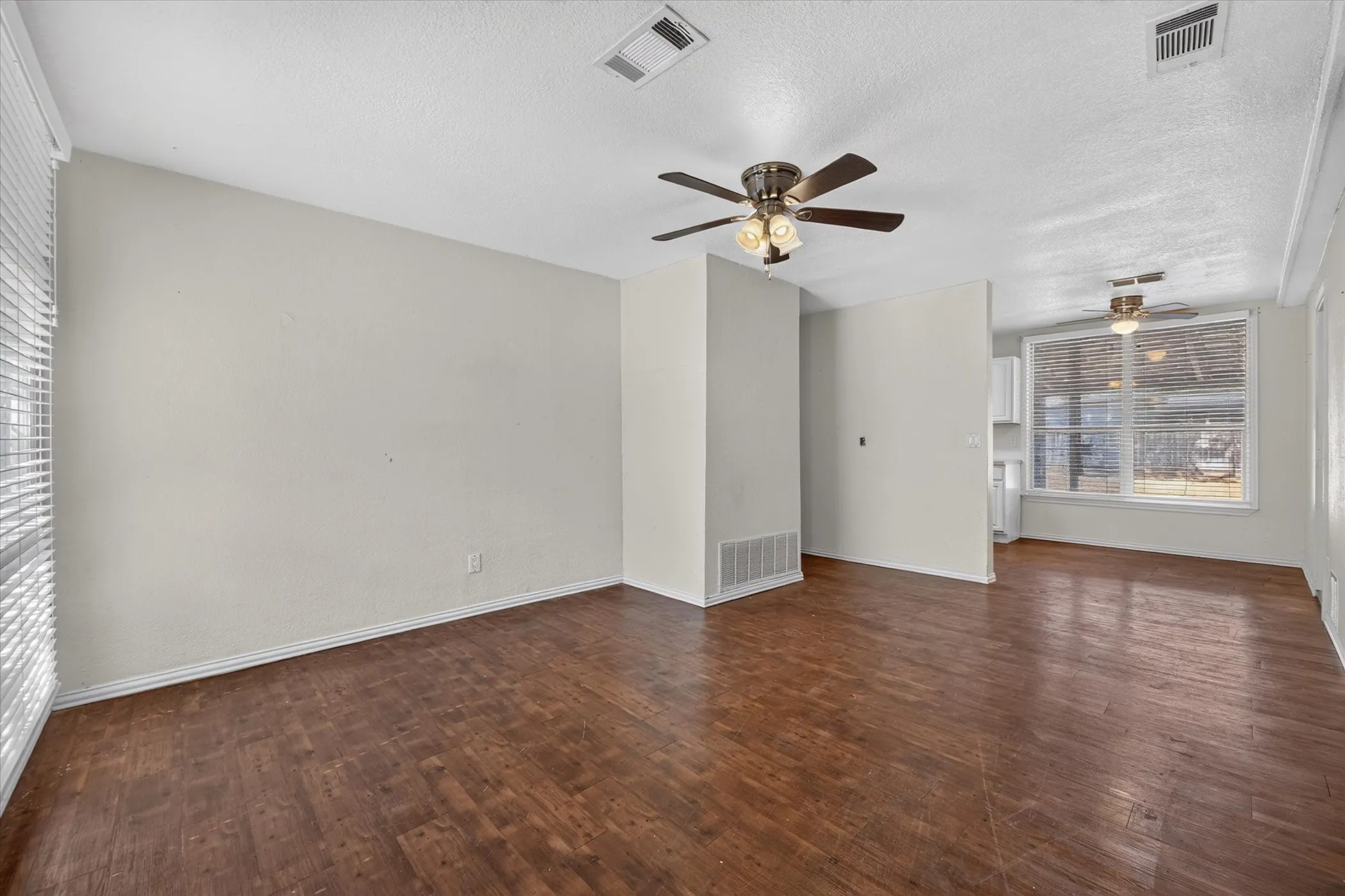 Single Family Residence For Sale in Tarrant County , 3545 Regal Road, Fort Worth, Texas 76111, 3 Bedroom, 2 Bathroom, Garage spaces, 934 Sqft, built in 1960, mls#21383545, Real Estate Agent in Fort Worth, Homes For Sale in Tarrant county, Homes For Sale in Fort Worth, Realtor in Fort Worth Texas, Real Estate Brokerage Independent Realty Texas, Luminita Cordes Realtor