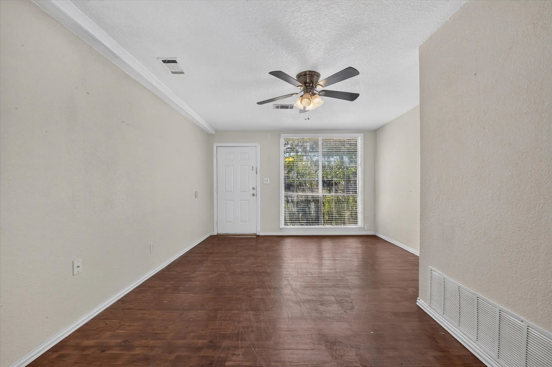 Single Family Residence For Sale in Tarrant County , 3545 Regal Road, Fort Worth, Texas 76111, 3 Bedroom, 2 Bathroom, Garage spaces, 934 Sqft, built in 1960, mls#21383545, Real Estate Agent in Fort Worth, Homes For Sale in Tarrant county, Homes For Sale in Fort Worth, Realtor in Fort Worth Texas, Real Estate Brokerage Independent Realty Texas, Luminita Cordes Realtor