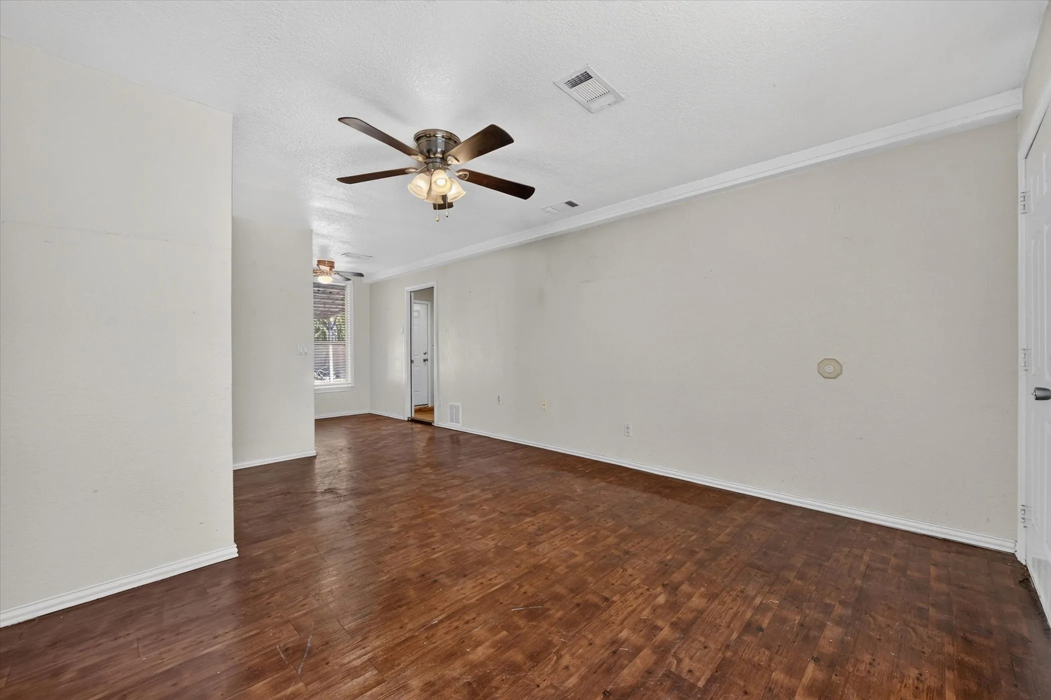 Single Family Residence For Sale in Tarrant County , 3545 Regal Road, Fort Worth, Texas 76111, 3 Bedroom, 2 Bathroom, Garage spaces, 934 Sqft, built in 1960, mls#21383545, Real Estate Agent in Fort Worth, Homes For Sale in Tarrant county, Homes For Sale in Fort Worth, Realtor in Fort Worth Texas, Real Estate Brokerage Independent Realty Texas, Luminita Cordes Realtor
