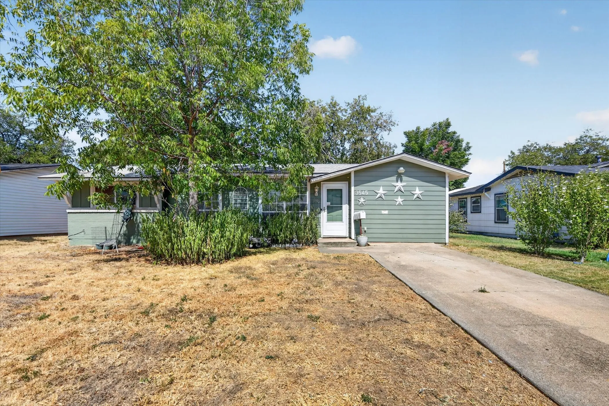 Single Family Residence For Sale in Tarrant County , 3545 Regal Road, Fort Worth, Texas 76111, 3 Bedroom, 2 Bathroom, Garage spaces, 934 Sqft, built in 1960, mls#21383545, Real Estate Agent in Fort Worth, Homes For Sale in Tarrant county, Homes For Sale in Fort Worth, Realtor in Fort Worth Texas, Real Estate Brokerage Independent Realty Texas, Luminita Cordes Realtor