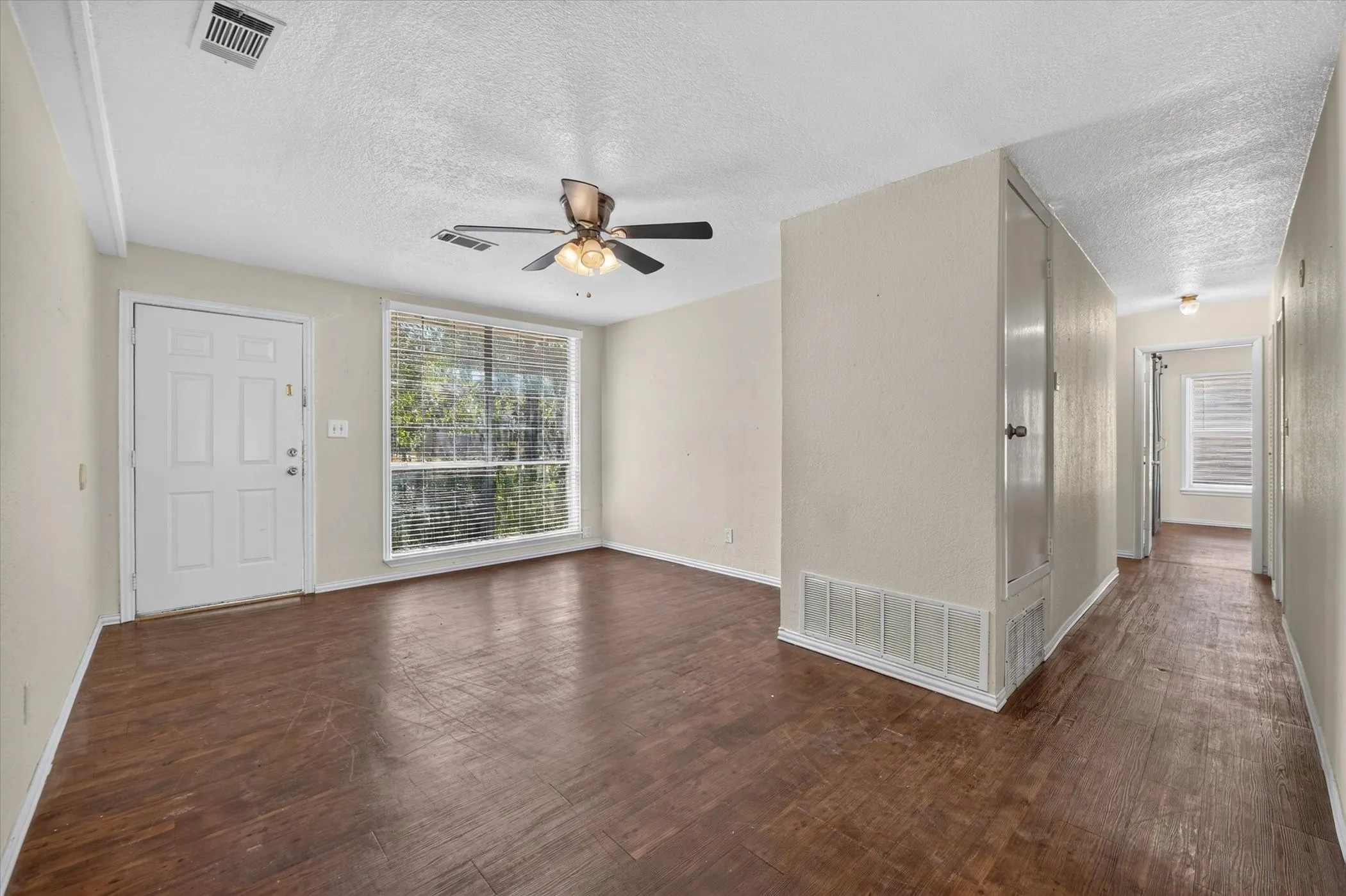 Single Family Residence For Sale in Tarrant County , 3545 Regal Road, Fort Worth, Texas 76111, 3 Bedroom, 2 Bathroom, Garage spaces, 934 Sqft, built in 1960, mls#21383545, Real Estate Agent in Fort Worth, Homes For Sale in Tarrant county, Homes For Sale in Fort Worth, Realtor in Fort Worth Texas, Real Estate Brokerage Independent Realty Texas, Luminita Cordes Realtor