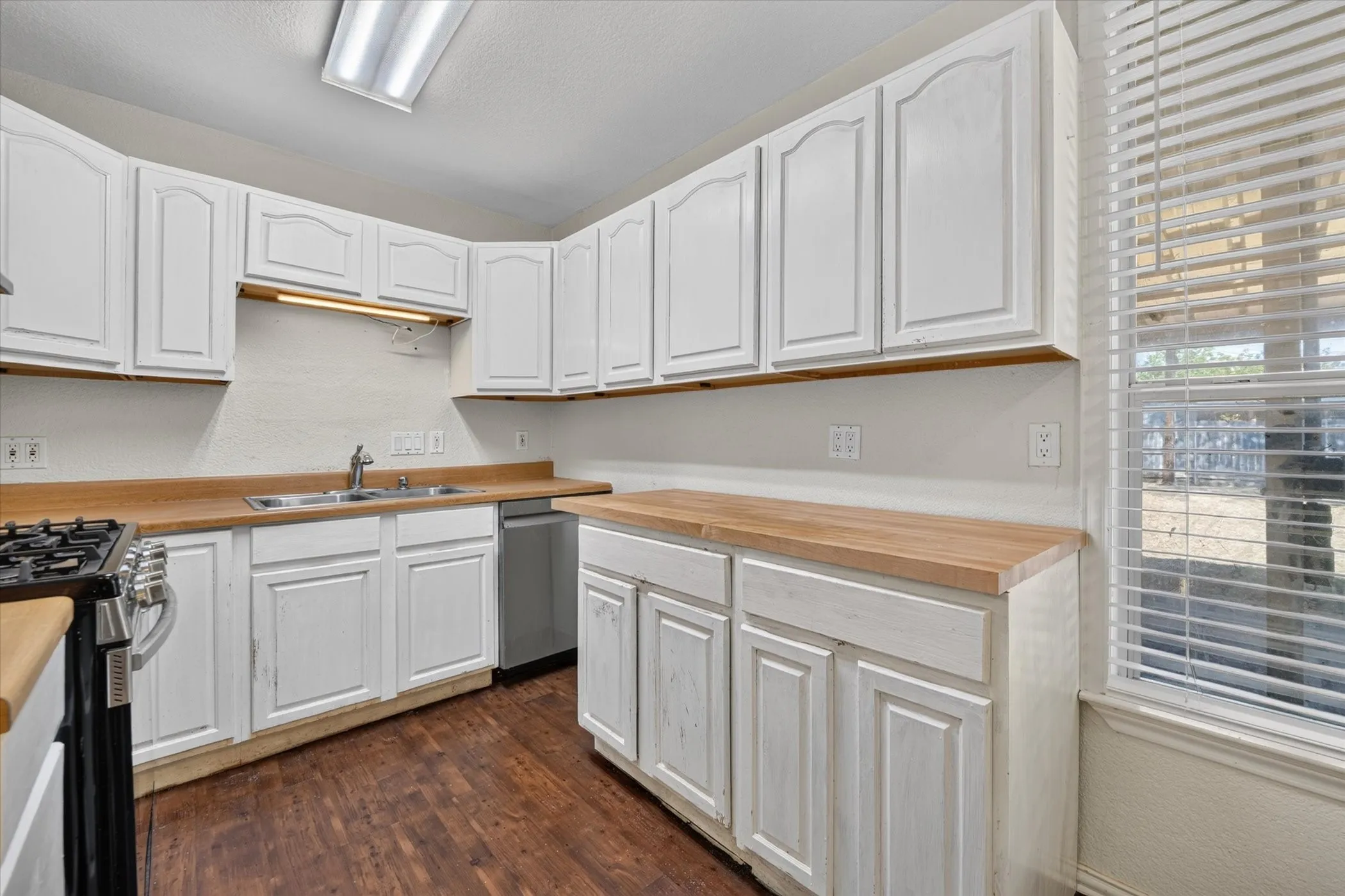 Single Family Residence For Sale in Tarrant County , 3545 Regal Road, Fort Worth, Texas 76111, 3 Bedroom, 2 Bathroom, Garage spaces, 934 Sqft, built in 1960, mls#21383545, Real Estate Agent in Fort Worth, Homes For Sale in Tarrant county, Homes For Sale in Fort Worth, Realtor in Fort Worth Texas, Real Estate Brokerage Independent Realty Texas, Luminita Cordes Realtor