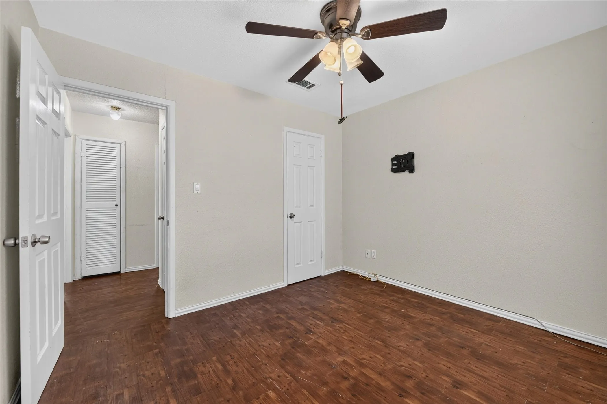 Single Family Residence For Sale in Tarrant County , 3545 Regal Road, Fort Worth, Texas 76111, 3 Bedroom, 2 Bathroom, Garage spaces, 934 Sqft, built in 1960, mls#21383545, Real Estate Agent in Fort Worth, Homes For Sale in Tarrant county, Homes For Sale in Fort Worth, Realtor in Fort Worth Texas, Real Estate Brokerage Independent Realty Texas, Luminita Cordes Realtor