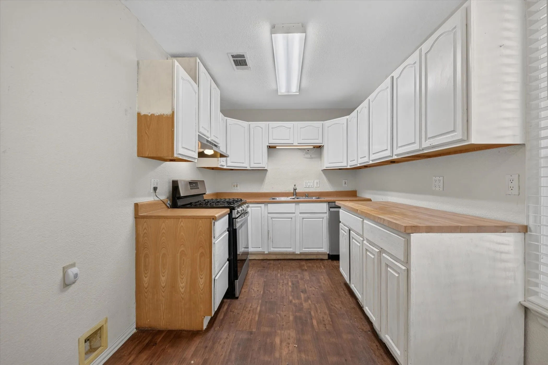 Single Family Residence For Sale in Tarrant County , 3545 Regal Road, Fort Worth, Texas 76111, 3 Bedroom, 2 Bathroom, Garage spaces, 934 Sqft, built in 1960, mls#21383545, Real Estate Agent in Fort Worth, Homes For Sale in Tarrant county, Homes For Sale in Fort Worth, Realtor in Fort Worth Texas, Real Estate Brokerage Independent Realty Texas, Luminita Cordes Realtor