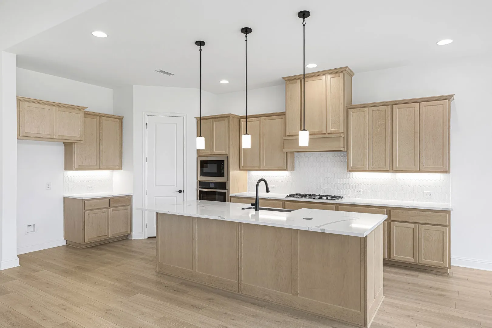 23. 2019 Wickersham - Kitchen (2).jpg