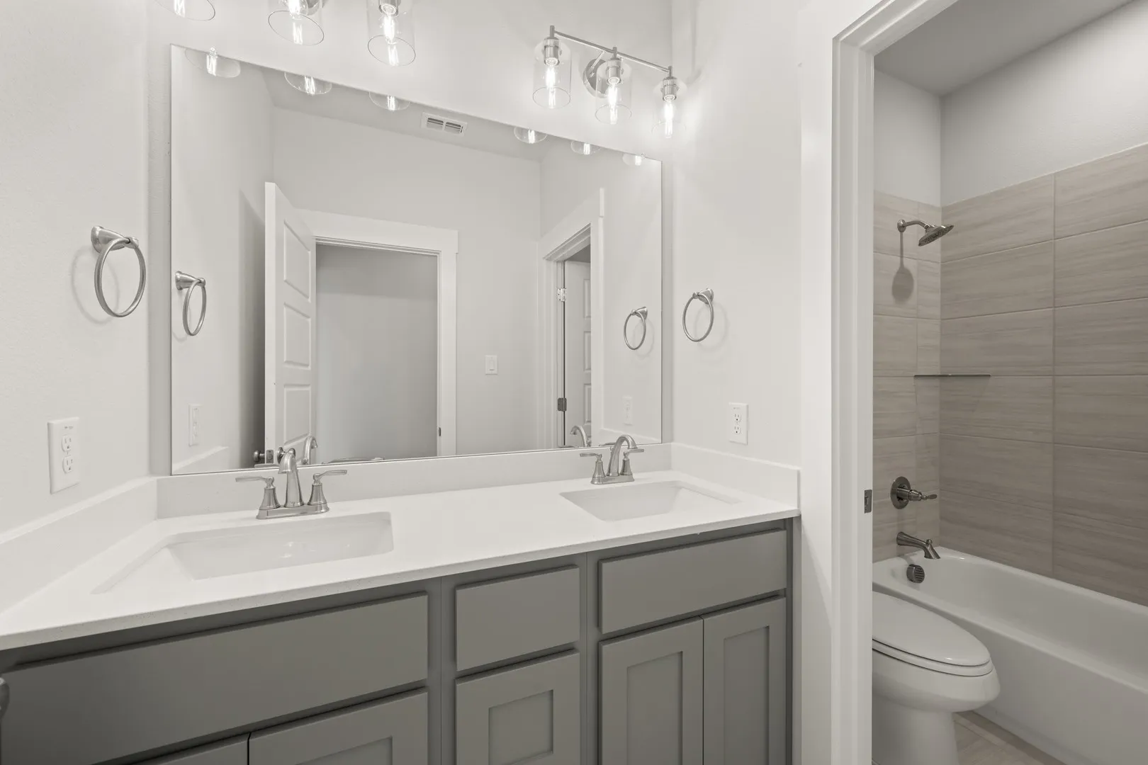 17217 Musial- Bathroom-3