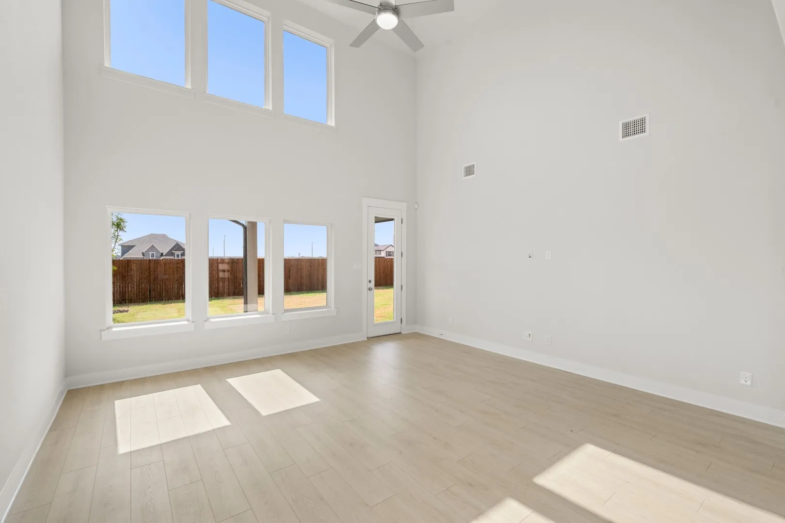 17217 Musial- Living room-2