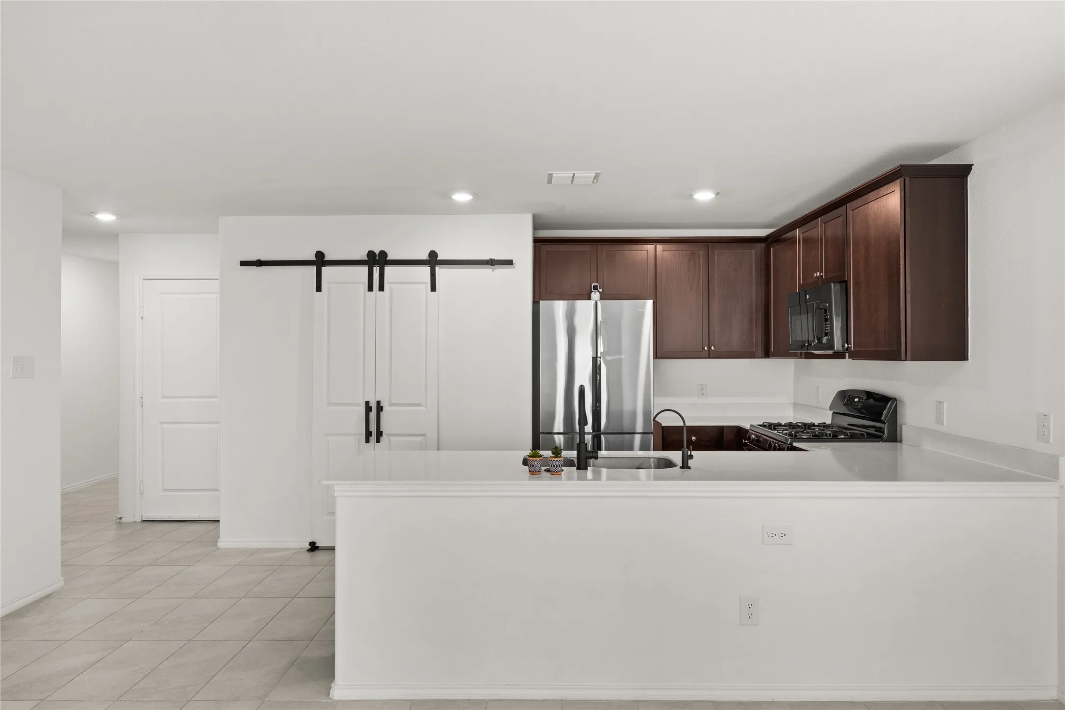 Single Family Residence For Rent in Tarrant County , 8324 Hollow Bend Street, Fort Worth, Texas 76123, 3 Bedroom, 2 Bathroom, 2 Garage spaces, 1,515 Sqft, built in 2022, mls#21383643, Real Estate Agent in Fort Worth, Homes For Rent in Tarrant county, Homes For Rent in Fort Worth, Realtor in Fort Worth Texas, Real Estate Brokerage Independent Realty Texas, Luminita Cordes Realtor