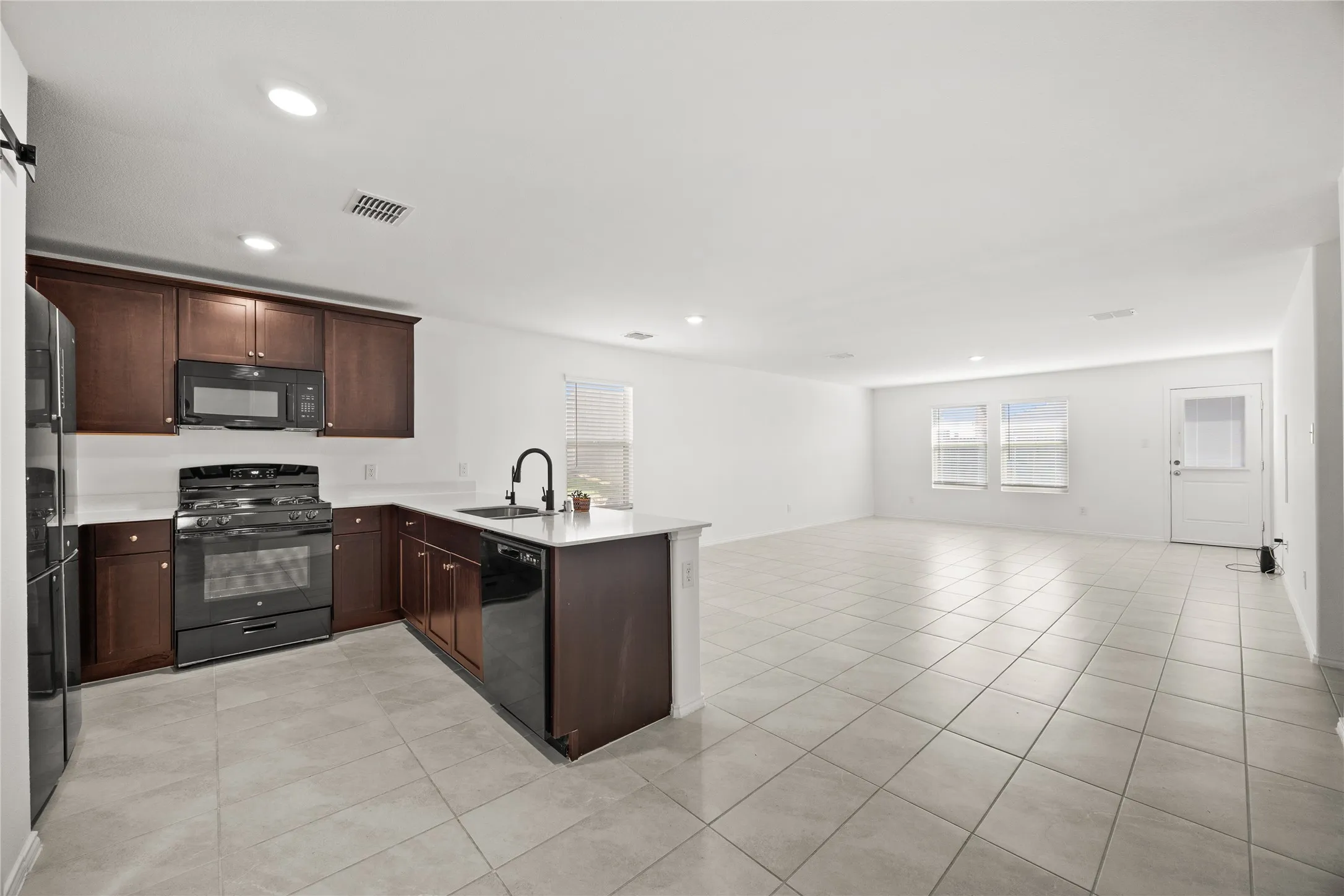 Single Family Residence For Rent in Tarrant County , 8324 Hollow Bend Street, Fort Worth, Texas 76123, 3 Bedroom, 2 Bathroom, 2 Garage spaces, 1,515 Sqft, built in 2022, mls#21383643, Real Estate Agent in Fort Worth, Homes For Rent in Tarrant county, Homes For Rent in Fort Worth, Realtor in Fort Worth Texas, Real Estate Brokerage Independent Realty Texas, Luminita Cordes Realtor