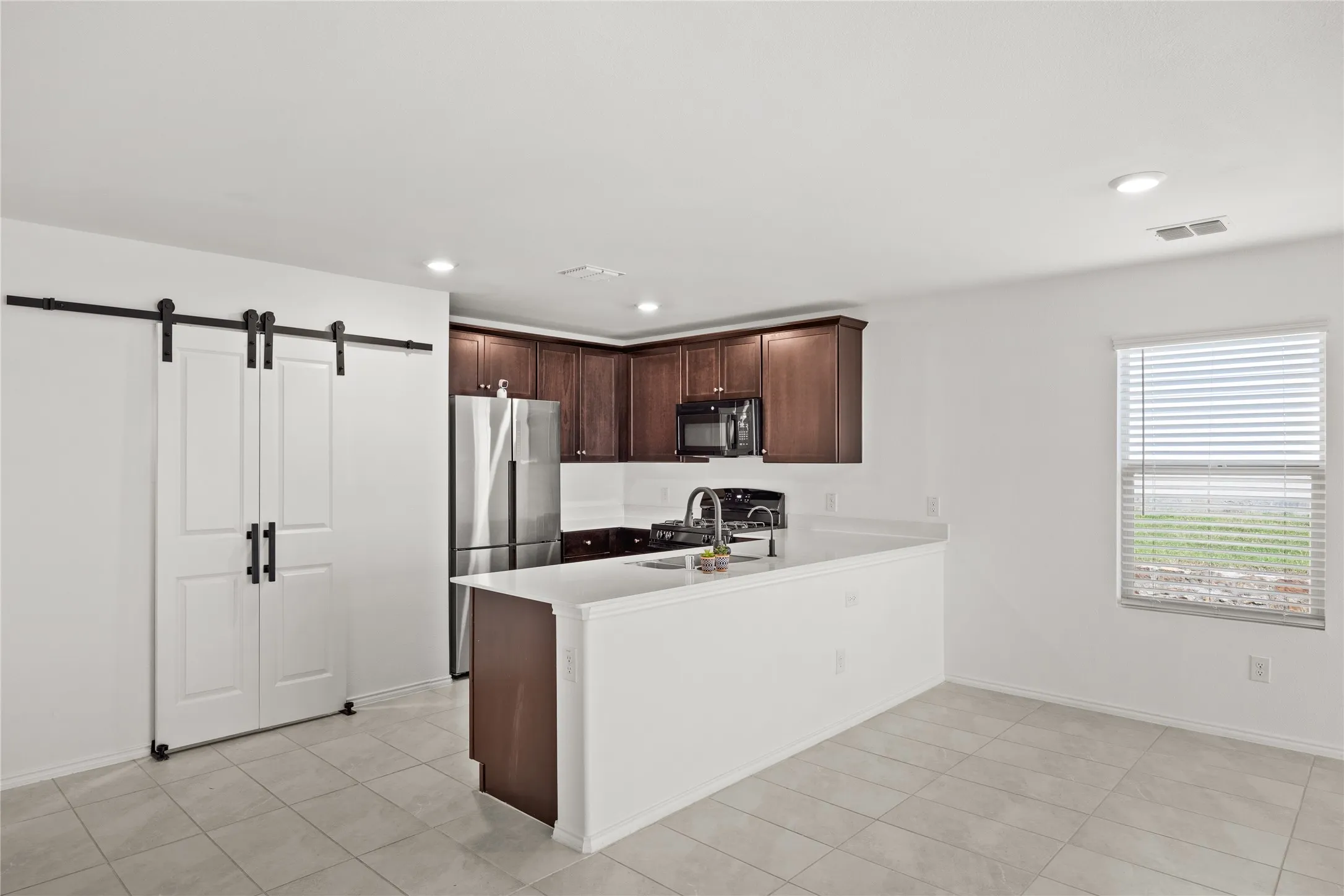 Single Family Residence For Rent in Tarrant County , 8324 Hollow Bend Street, Fort Worth, Texas 76123, 3 Bedroom, 2 Bathroom, 2 Garage spaces, 1,515 Sqft, built in 2022, mls#21383643, Real Estate Agent in Fort Worth, Homes For Rent in Tarrant county, Homes For Rent in Fort Worth, Realtor in Fort Worth Texas, Real Estate Brokerage Independent Realty Texas, Luminita Cordes Realtor