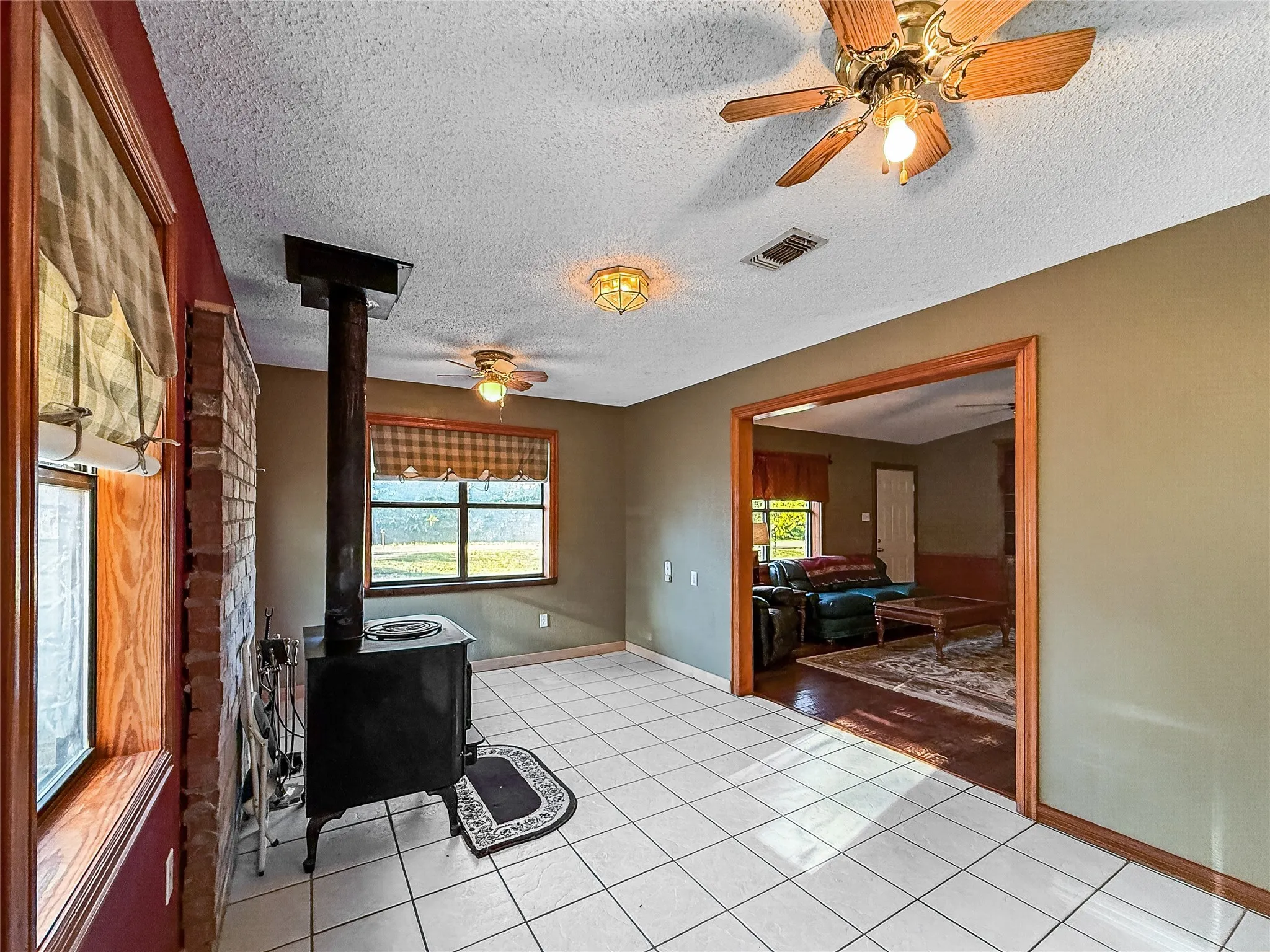 Single Family Residence For Sale in Hopkins County , 803 Farm Road 71 W, Sulphur Springs, Texas 75482, 2 Bedroom, 2 Bathroom, Garage spaces, 1,260 Sqft, built in 1983, mls#21380783, Real Estate Agent in Sulphur Springs, Homes For Sale in Hopkins county, Homes For Sale in Sulphur Springs, Realtor in Sulphur Springs Texas, Real Estate Brokerage Independent Realty Texas, Luminita Cordes Realtor