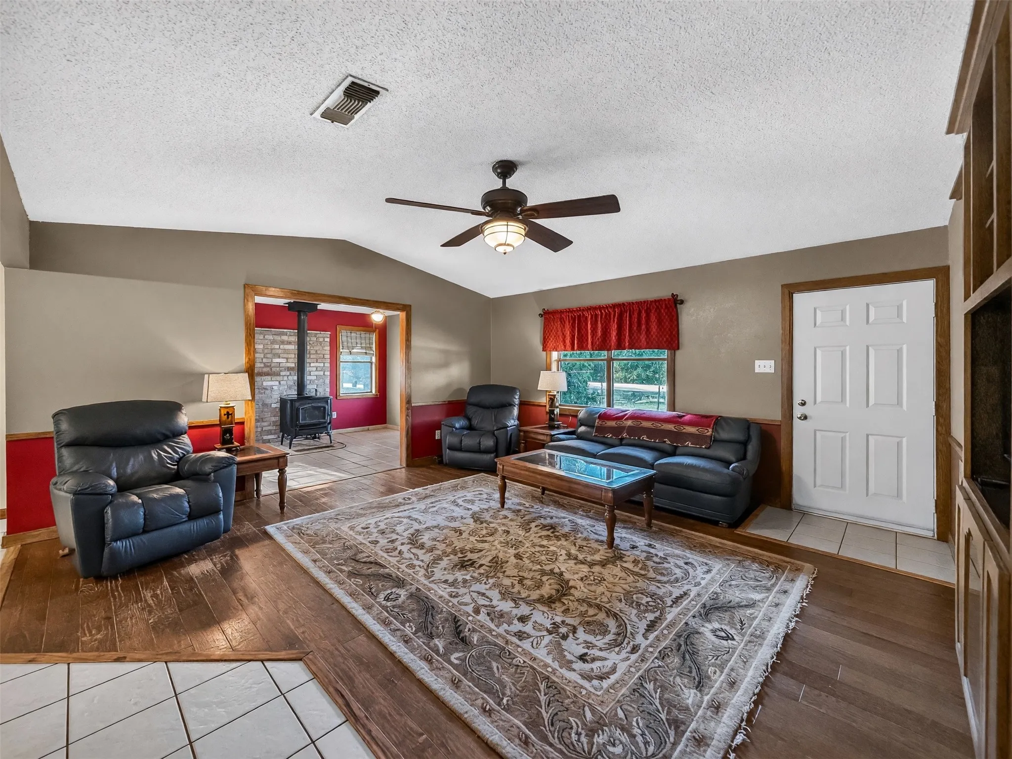 Single Family Residence For Sale in Hopkins County , 803 Farm Road 71 W, Sulphur Springs, Texas 75482, 2 Bedroom, 2 Bathroom, Garage spaces, 1,260 Sqft, built in 1983, mls#21380783, Real Estate Agent in Sulphur Springs, Homes For Sale in Hopkins county, Homes For Sale in Sulphur Springs, Realtor in Sulphur Springs Texas, Real Estate Brokerage Independent Realty Texas, Luminita Cordes Realtor