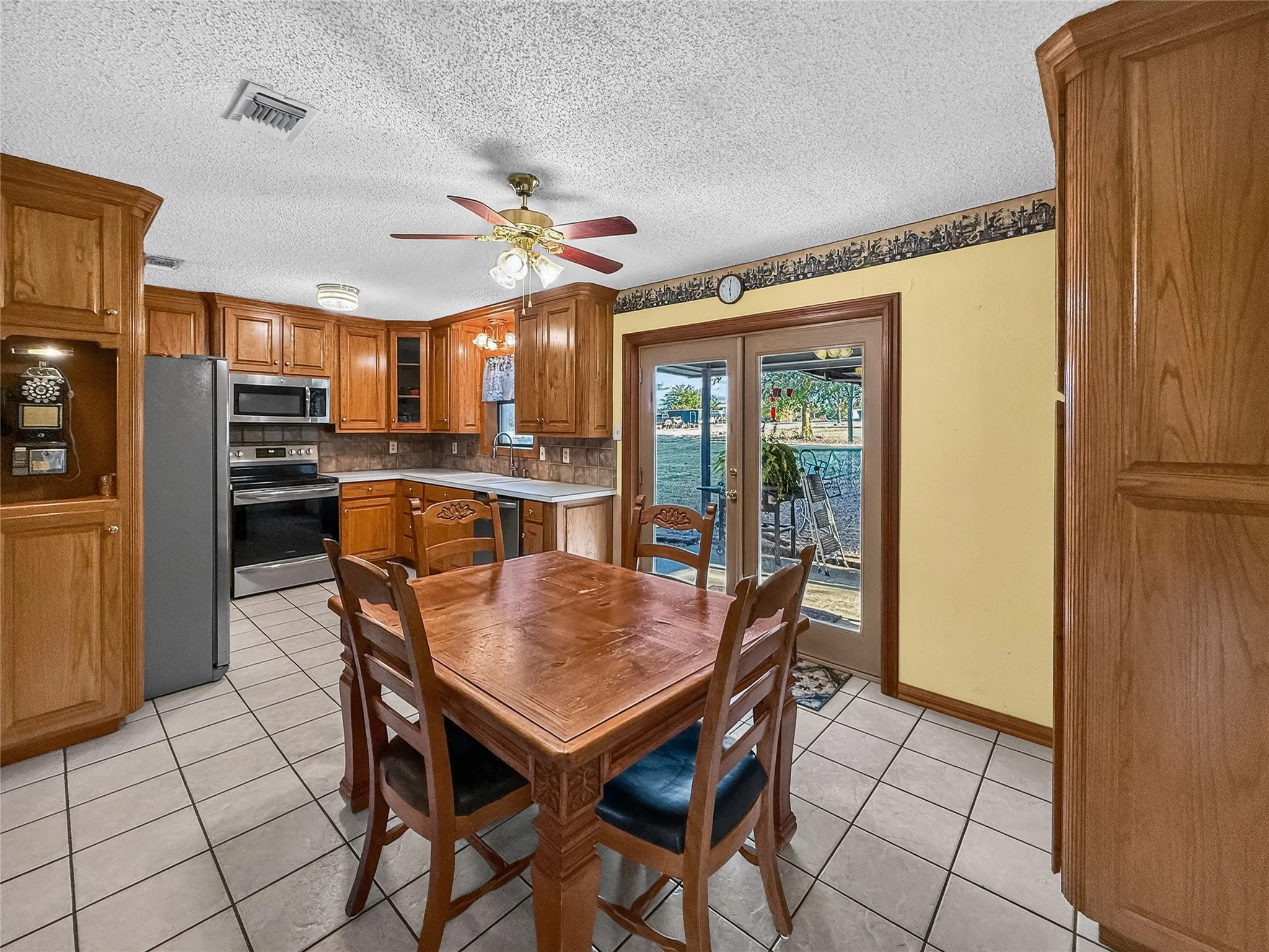 Single Family Residence For Sale in Hopkins County , 803 Farm Road 71 W, Sulphur Springs, Texas 75482, 2 Bedroom, 2 Bathroom, Garage spaces, 1,260 Sqft, built in 1983, mls#21380783, Real Estate Agent in Sulphur Springs, Homes For Sale in Hopkins county, Homes For Sale in Sulphur Springs, Realtor in Sulphur Springs Texas, Real Estate Brokerage Independent Realty Texas, Luminita Cordes Realtor