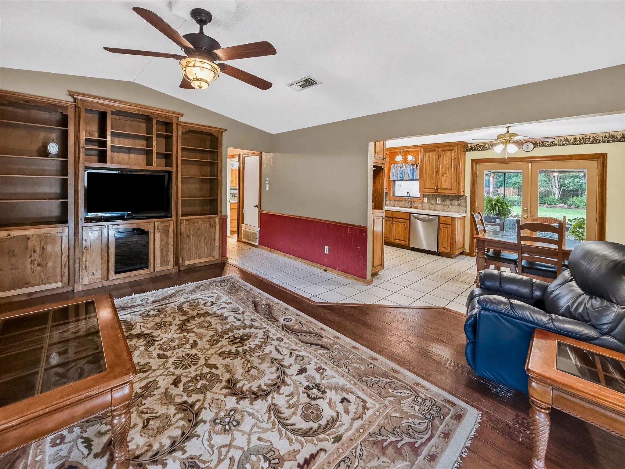 Single Family Residence For Sale in Hopkins County , 803 Farm Road 71 W, Sulphur Springs, Texas 75482, 2 Bedroom, 2 Bathroom, Garage spaces, 1,260 Sqft, built in 1983, mls#21380783, Real Estate Agent in Sulphur Springs, Homes For Sale in Hopkins county, Homes For Sale in Sulphur Springs, Realtor in Sulphur Springs Texas, Real Estate Brokerage Independent Realty Texas, Luminita Cordes Realtor