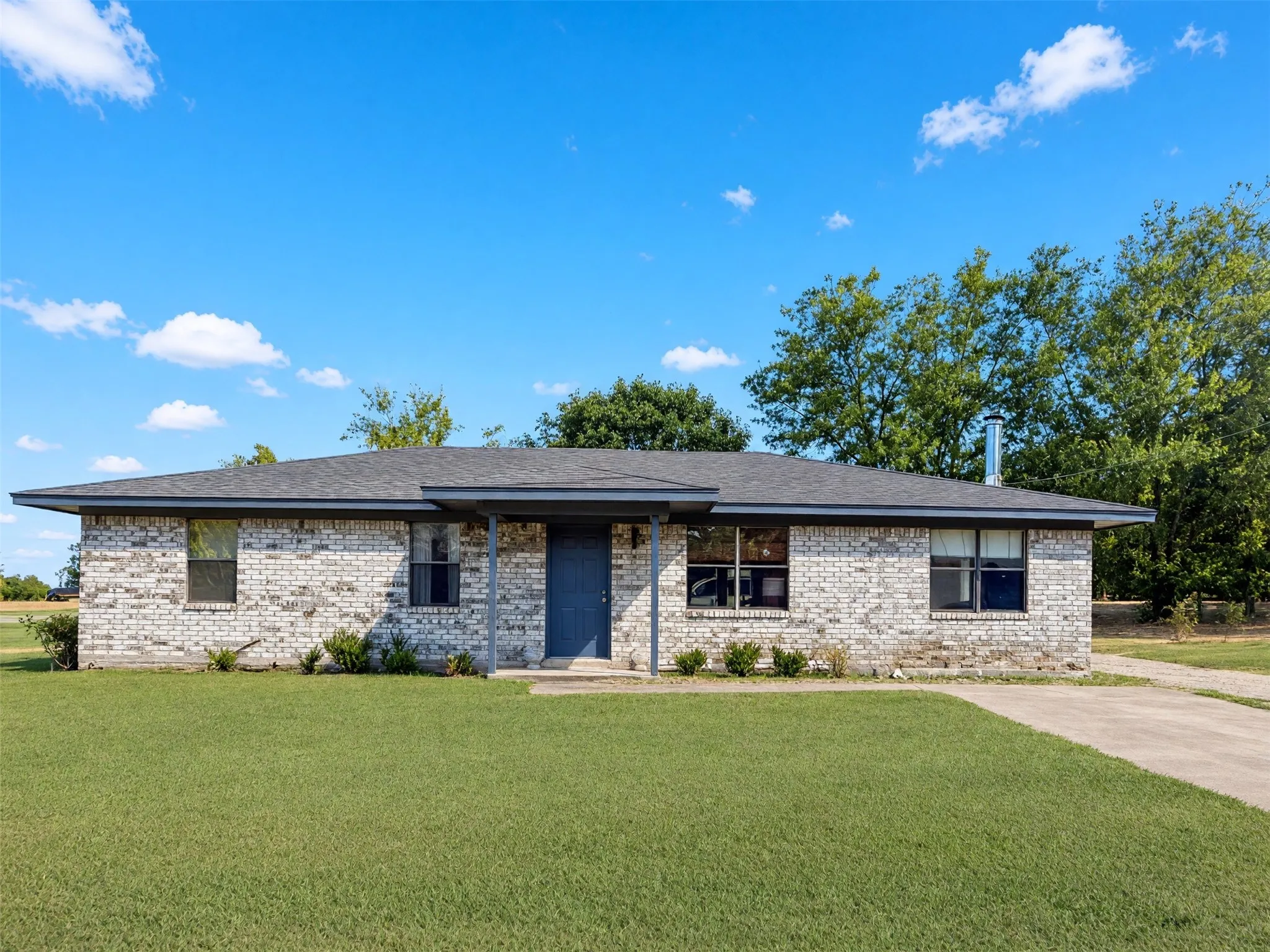 Single Family Residence For Sale in Hopkins County , 803 Farm Road 71 W, Sulphur Springs, Texas 75482, 2 Bedroom, 2 Bathroom, Garage spaces, 1,260 Sqft, built in 1983, mls#21380783, Real Estate Agent in Sulphur Springs, Homes For Sale in Hopkins county, Homes For Sale in Sulphur Springs, Realtor in Sulphur Springs Texas, Real Estate Brokerage Independent Realty Texas, Luminita Cordes Realtor