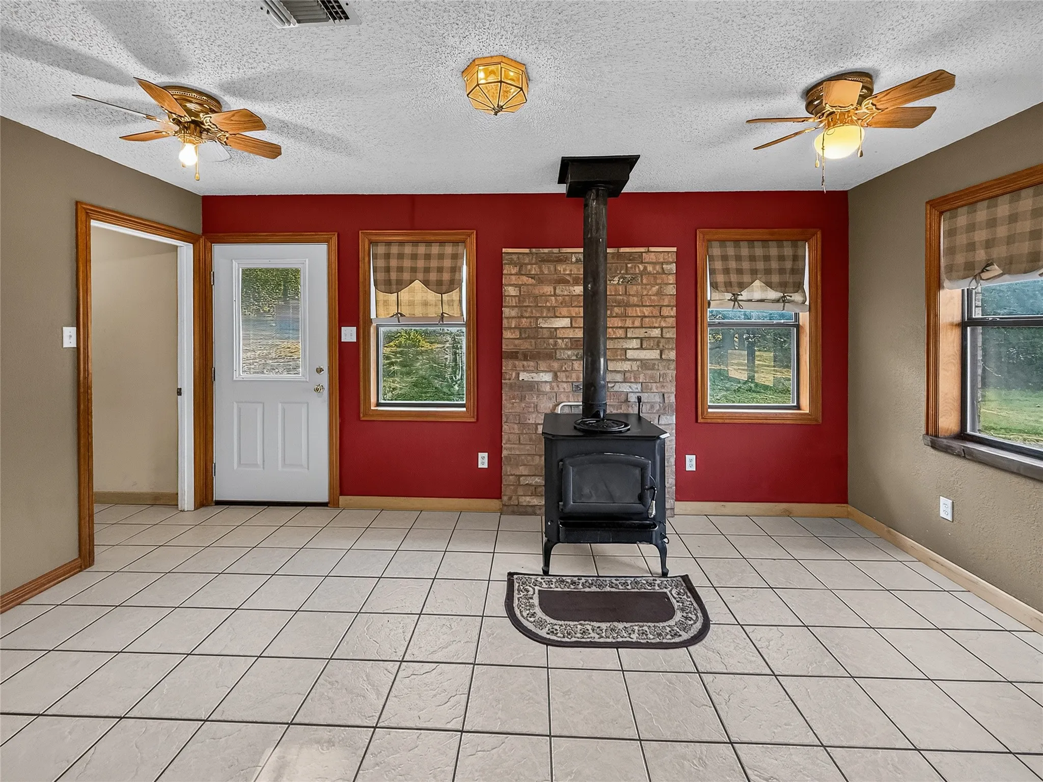Single Family Residence For Sale in Hopkins County , 803 Farm Road 71 W, Sulphur Springs, Texas 75482, 2 Bedroom, 2 Bathroom, Garage spaces, 1,260 Sqft, built in 1983, mls#21380783, Real Estate Agent in Sulphur Springs, Homes For Sale in Hopkins county, Homes For Sale in Sulphur Springs, Realtor in Sulphur Springs Texas, Real Estate Brokerage Independent Realty Texas, Luminita Cordes Realtor