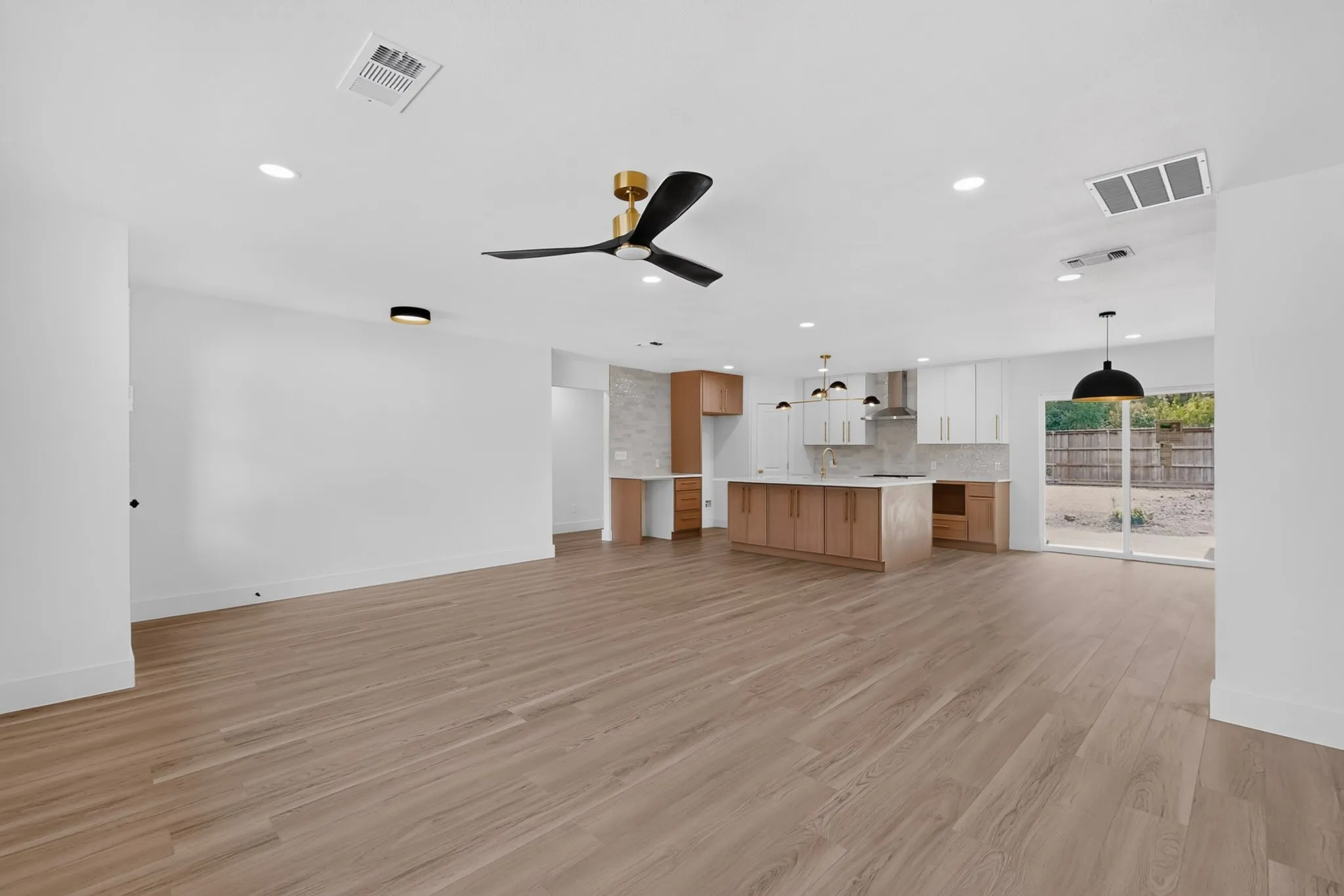 Single Family Residence For Sale in Collin County , 2224 Westlake Drive, Plano, Texas 75075, 4 Bedroom, 3 Bathroom, 2 Garage spaces, 1,846 Sqft, built in 1968, mls#21382199, Real Estate Agent in Plano, Homes For Sale in Collin county, Homes For Sale in Plano, Realtor in Plano Texas, Real Estate Brokerage Independent Realty Texas, Luminita Cordes Realtor