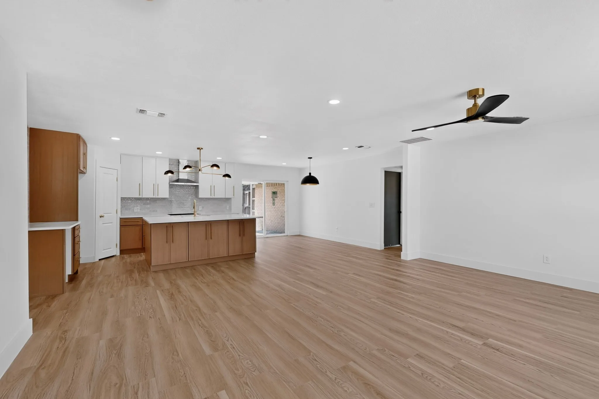 Single Family Residence For Sale in Collin County , 2224 Westlake Drive, Plano, Texas 75075, 4 Bedroom, 3 Bathroom, 2 Garage spaces, 1,846 Sqft, built in 1968, mls#21382199, Real Estate Agent in Plano, Homes For Sale in Collin county, Homes For Sale in Plano, Realtor in Plano Texas, Real Estate Brokerage Independent Realty Texas, Luminita Cordes Realtor